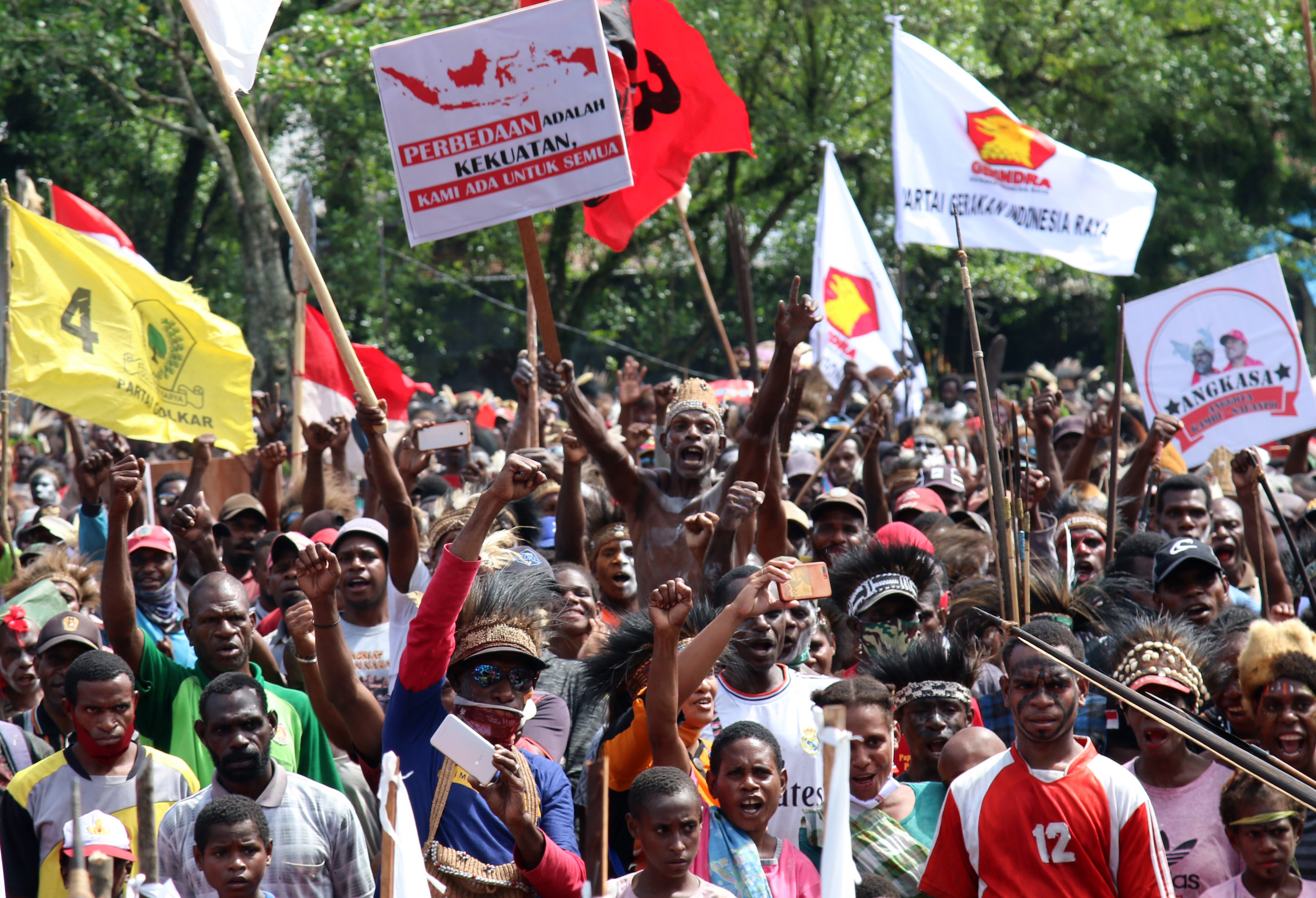 Arak-arakan saat pendaftaran paslon pilkada 2020