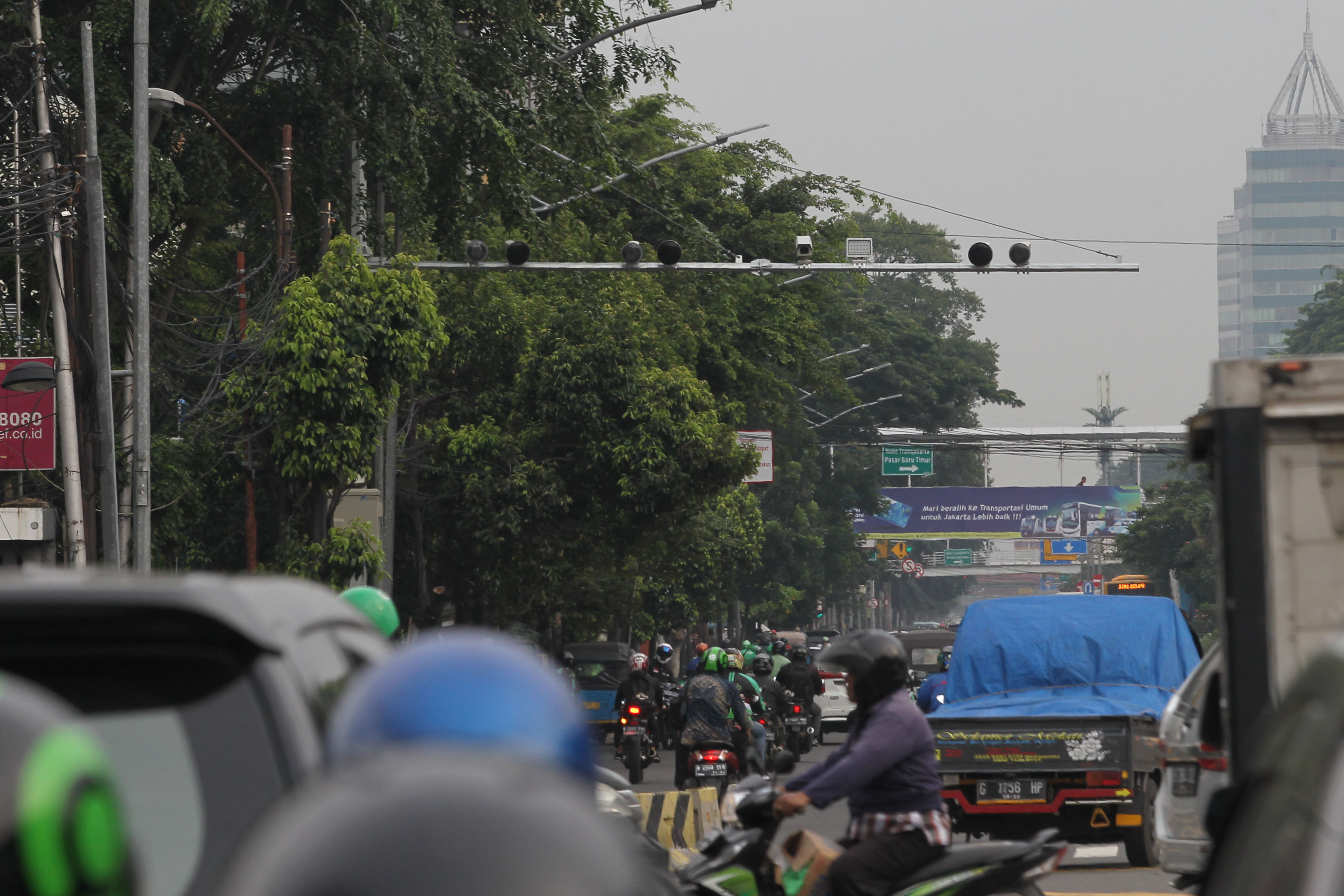 Sejumlah kamera cctv terpasang di perempatan Jalan Gunung Sahari, Jakarta.