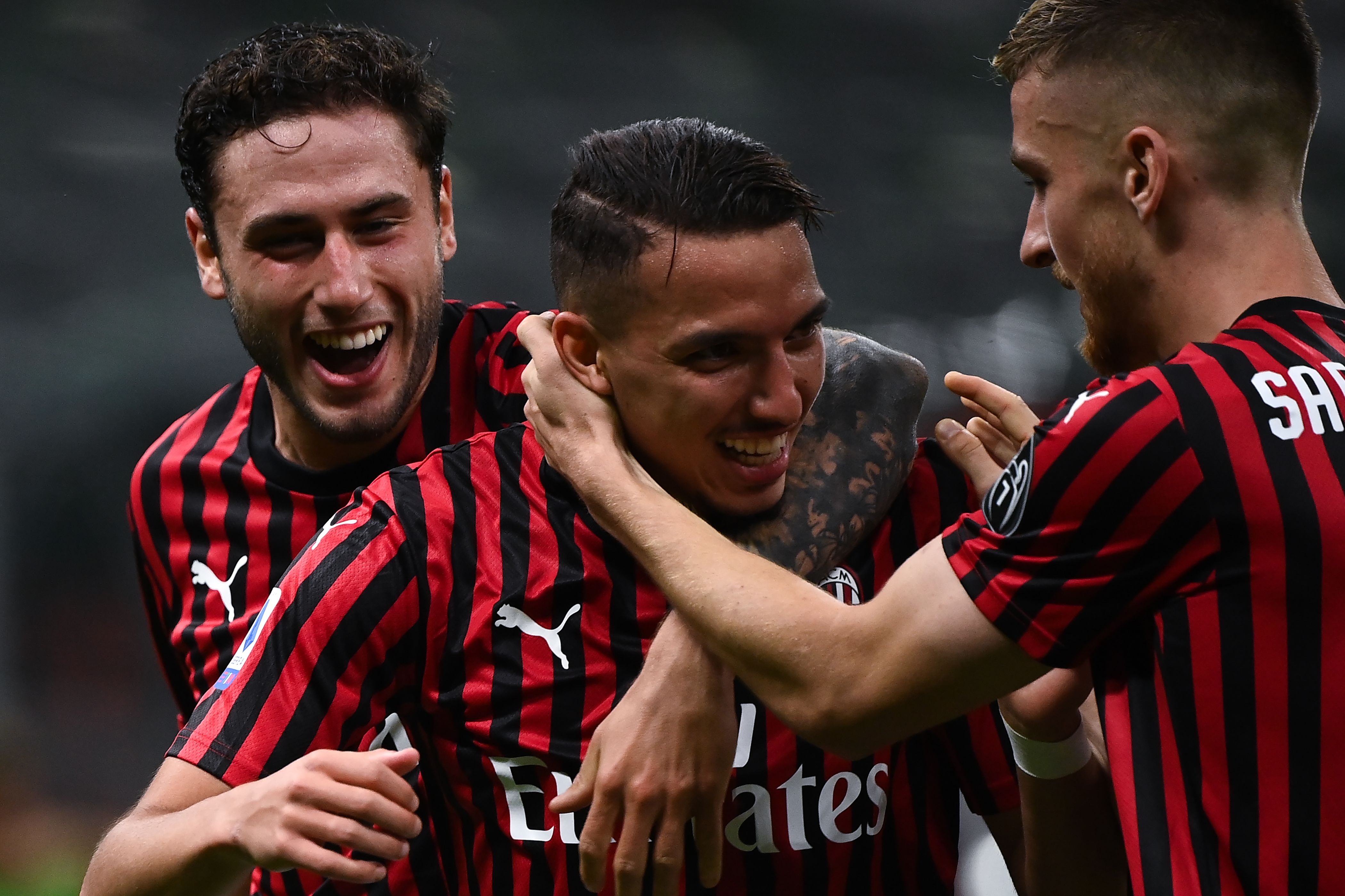 Para pemain AC Milan melakukan selebrasi usai mencetak gol ke gawang lawan.