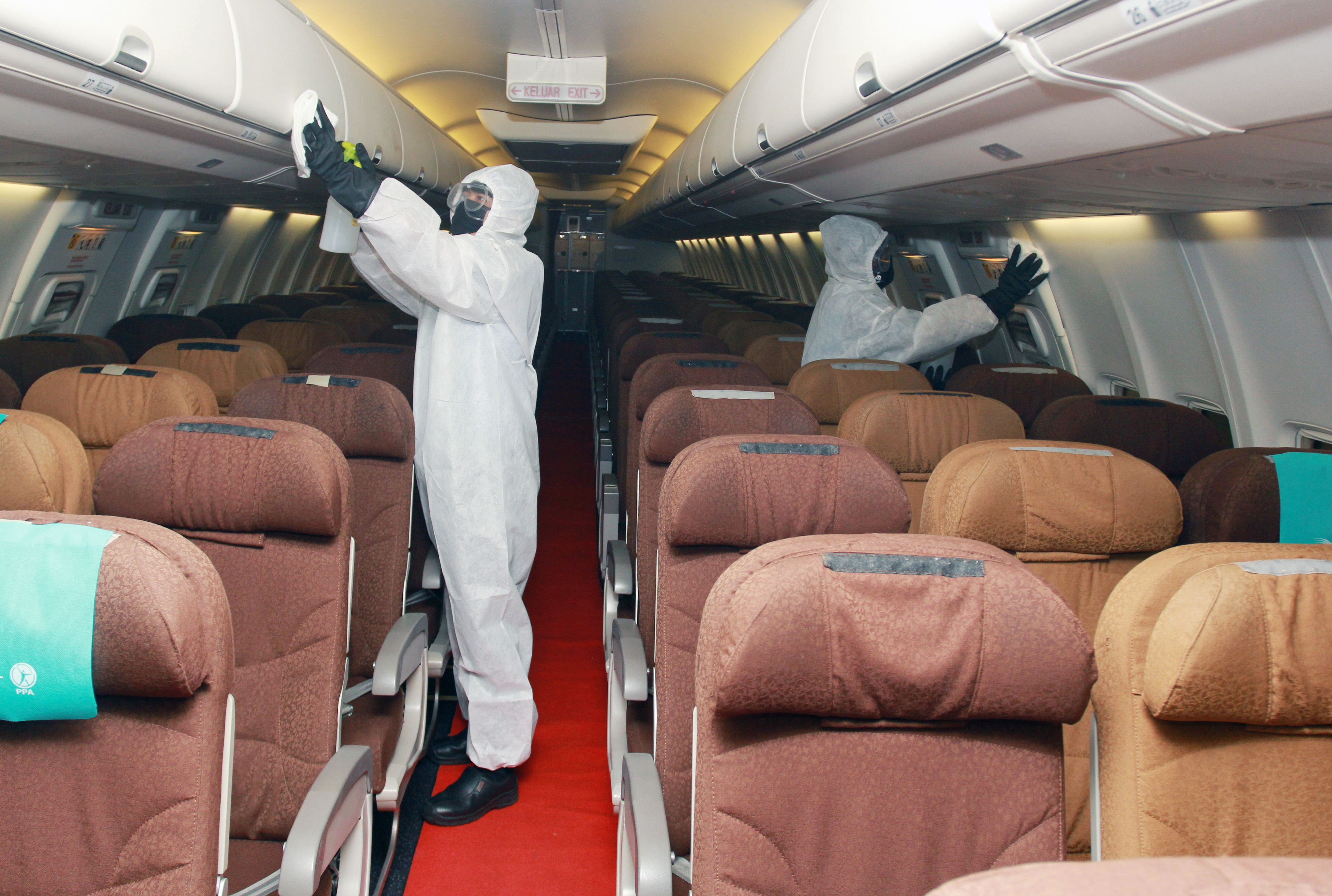 Pekerja GMF melakukan penyemprotan cairan disinfektan pada seluruh bagian kabin pesawat Garuda Indonesia.