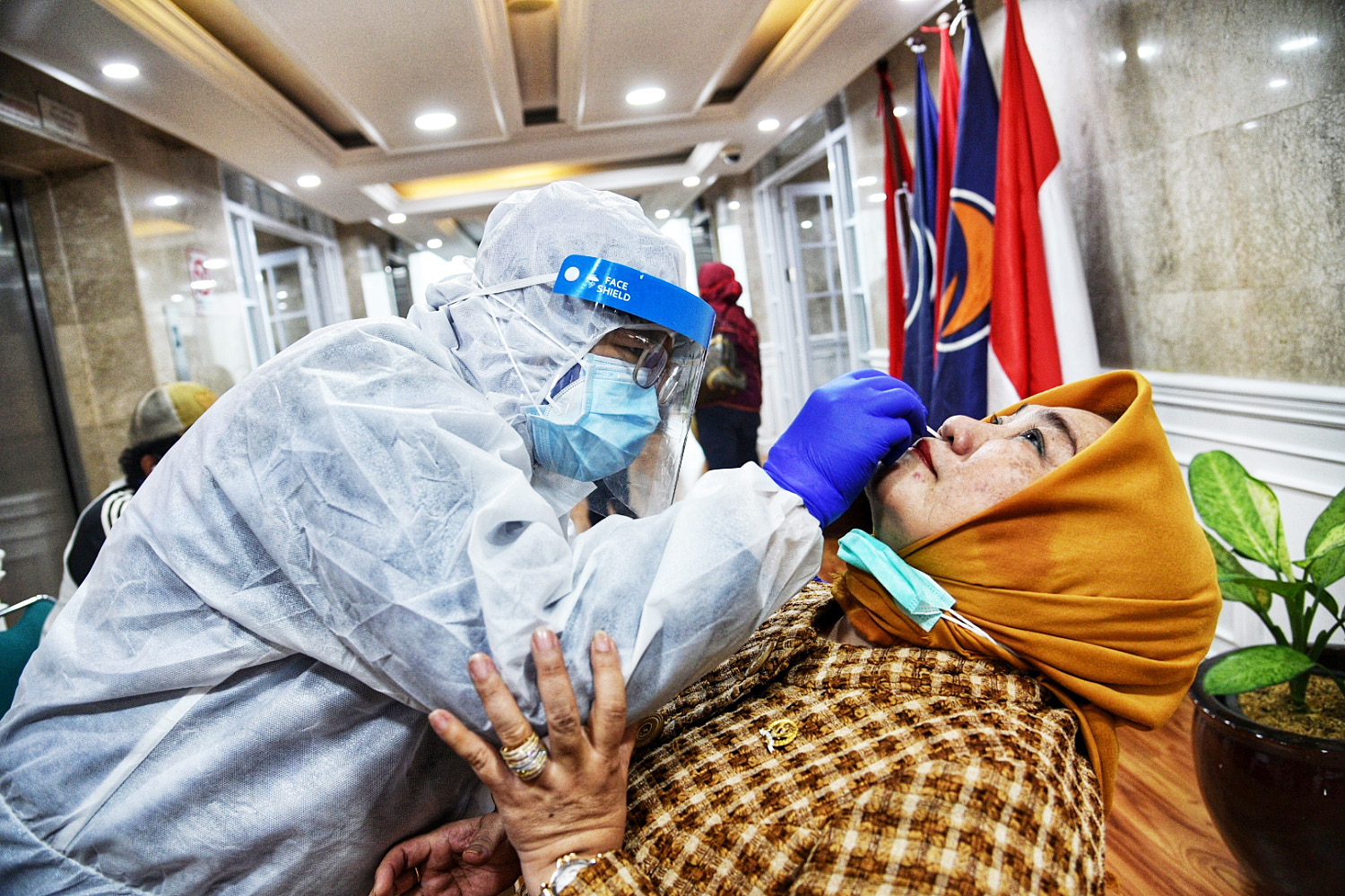 Petugas melakukan proses swab test pada anggota DPR-RI dari Fraksi Partai NasDem di Gedung Nusantara 1, kompleks parlemen,Senayan, Jakarta.