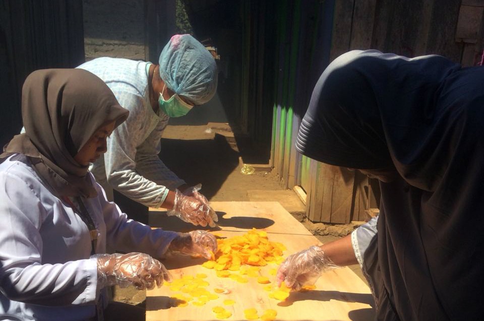 Warga Desa Soligi, Halmahera Selatan belajar membuat kripik dengan dukungan dari perusahaan tambang Harita Nickel.
