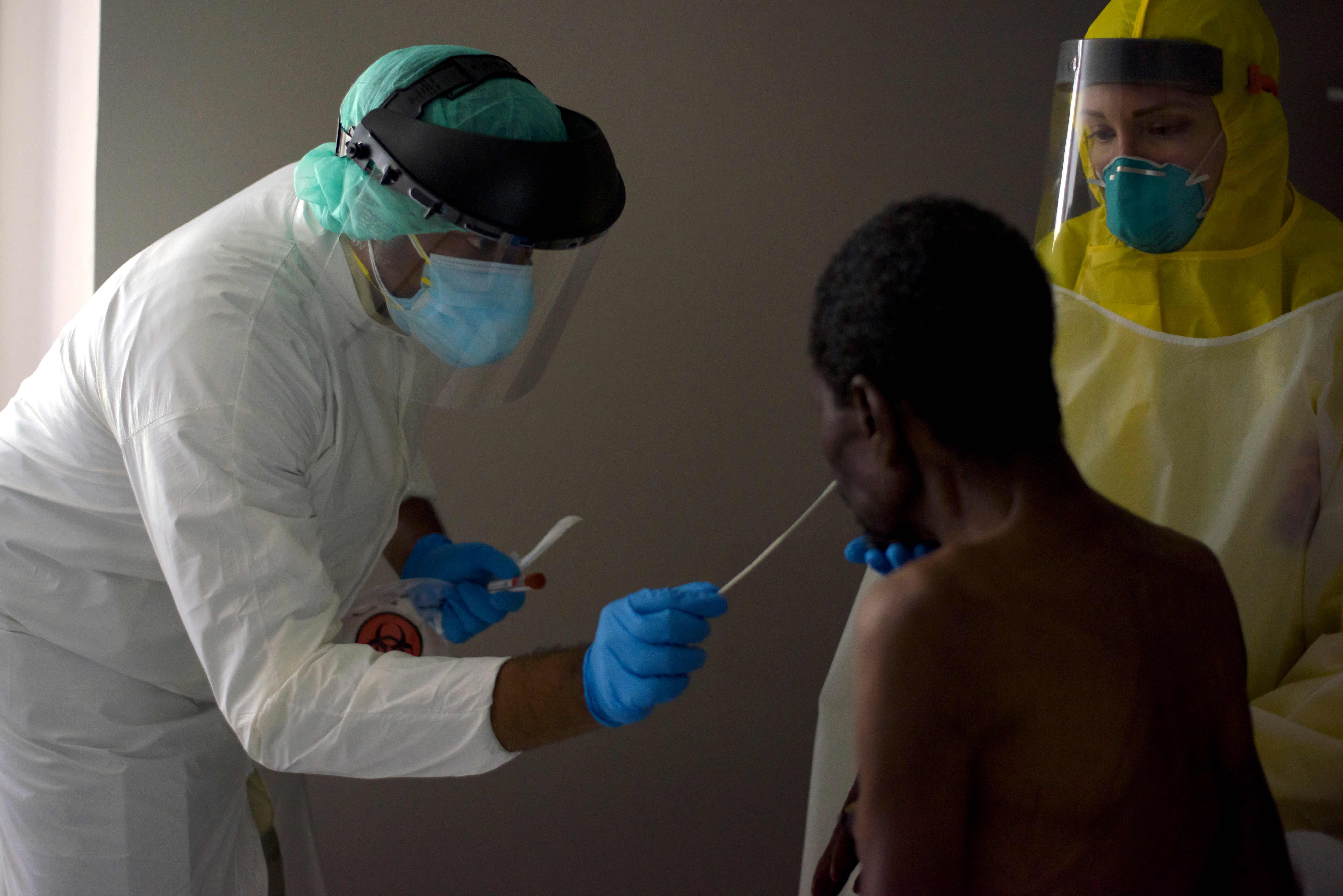 Seorang petugas kesehatan melakukan tes covid-19 kepada seorang warga di Texas, Amerika Serikat.
