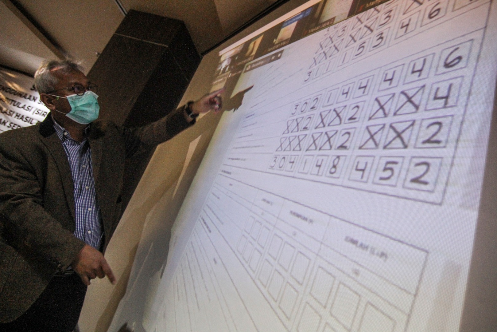 Ketua KPU RI Arief Budiman menunjukkan proses sistem informasi rekapitulasi.