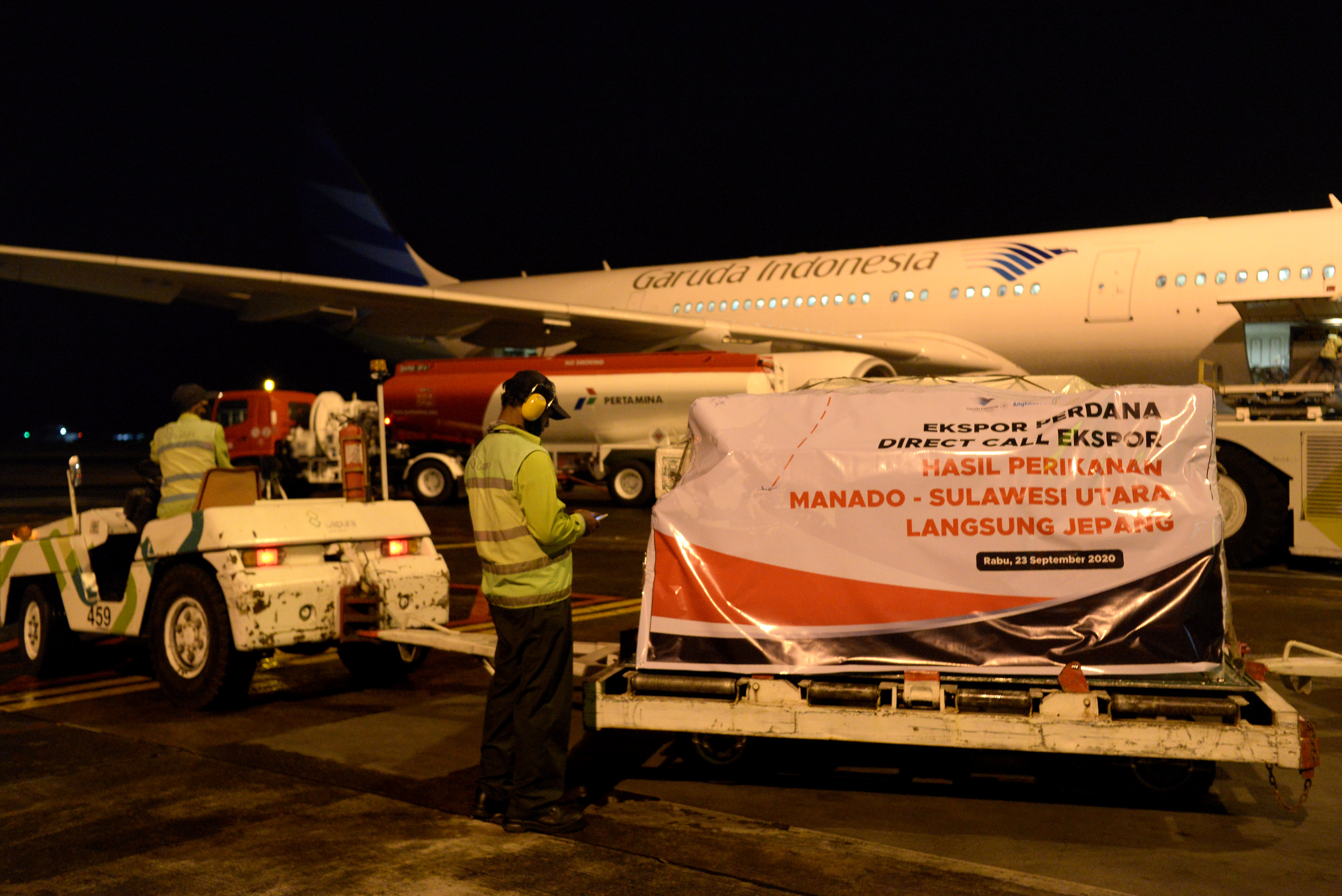 Pekerja mencatat muatan hasil laut yang akan diekspor di terminal kargo Bandara Internasional Sam Ratulangi, Manado, Sulawesi Utara, Rabu  