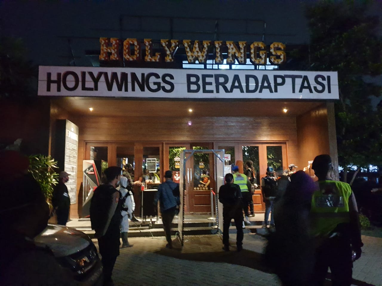 Petugas merazia resto dan cafe yang melanggar jam malam dan protokol kesehatan.