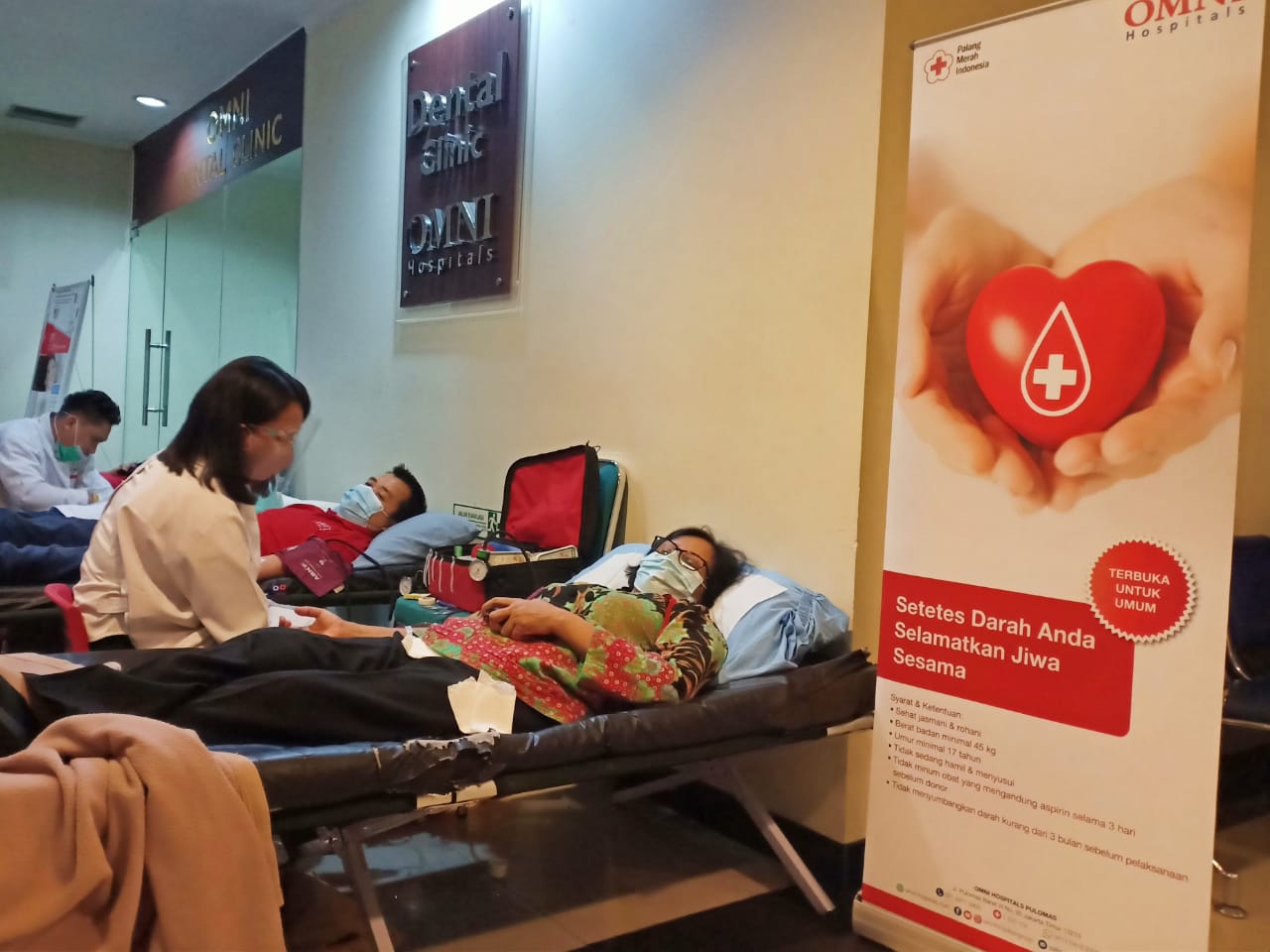 Dalam rangka HUT ke-48, OMNI Hospital Pulomas  melakukan donor  darah  dan pemeriksaan rekam  jantung gratis untuk warga sekitar.