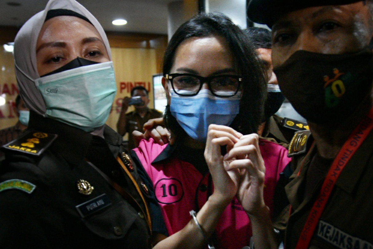 Tersangka kasus suap pengurusan pengajuan fatwa bebas MA untuk membebaskan Djoko Tjandra, Pinangki Sirna Malasari (tengah).