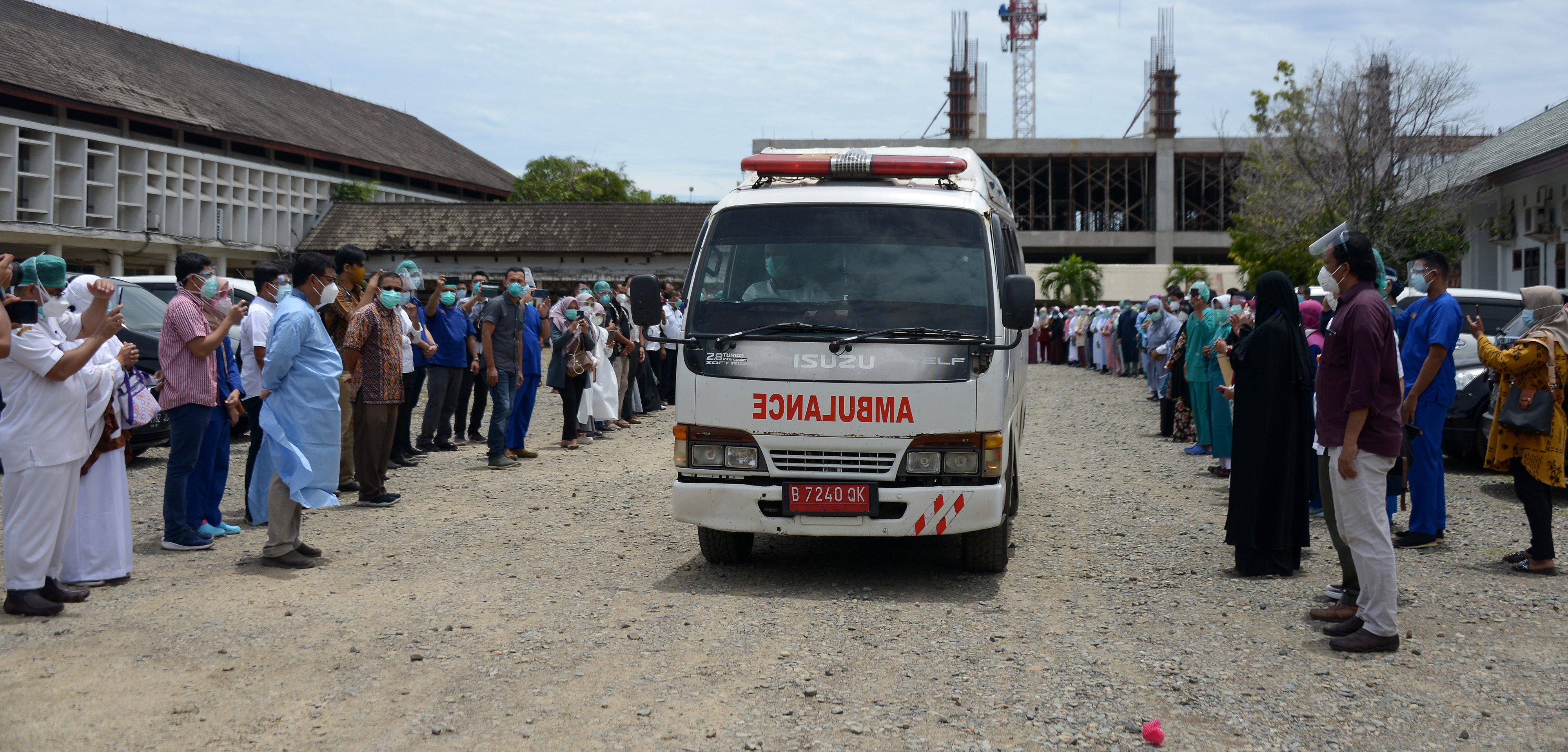 Ratusan tenaga medis melepas jenazah dokter anestesi Imai Indra, yang meninggal akibat covid-19 di RS Zainal Abidin, Banda Aceh, Rabu (2/9).