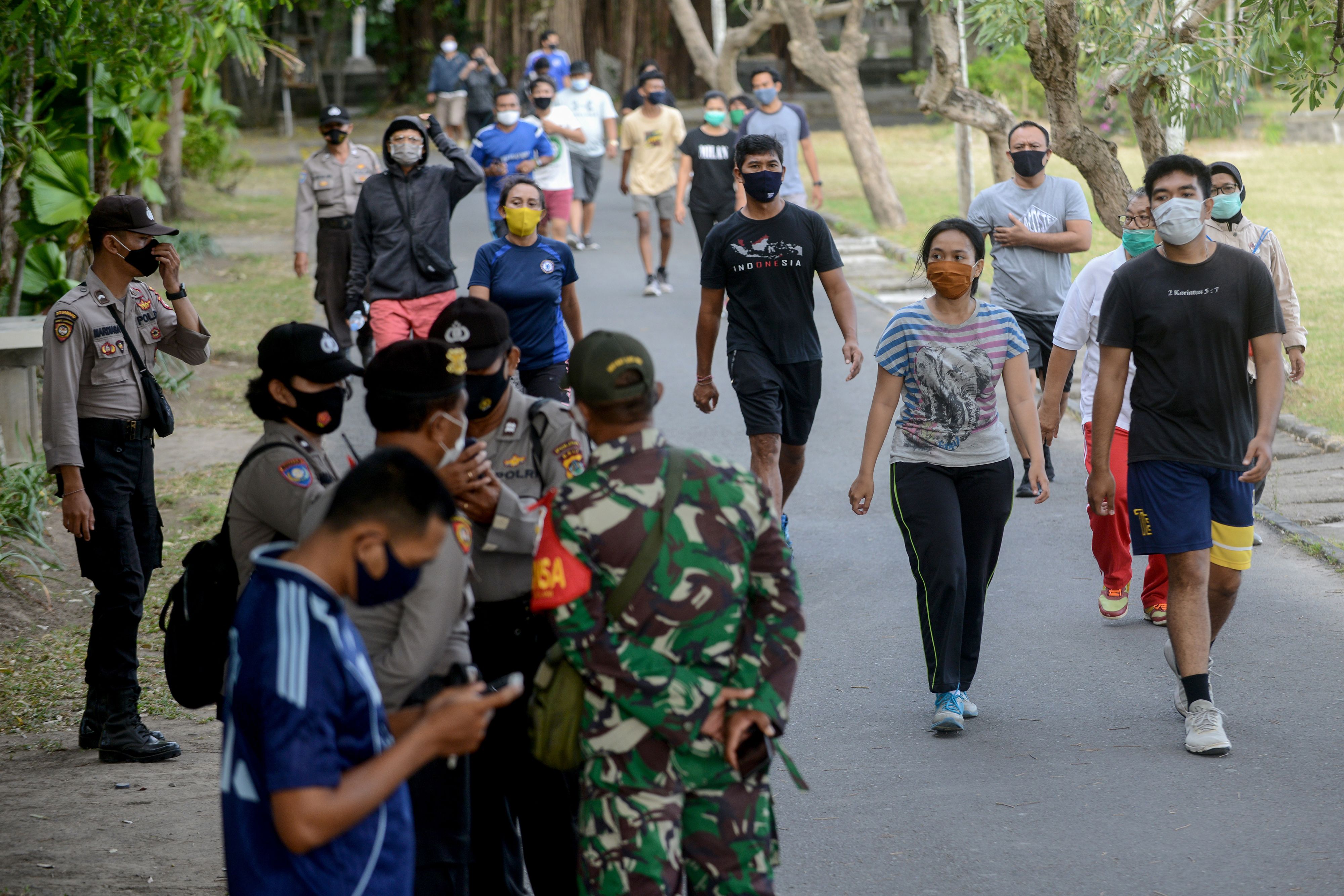 TNI dan Polri mengawasi protokol kesehatan, memastikan masyarakat menggunakan masker