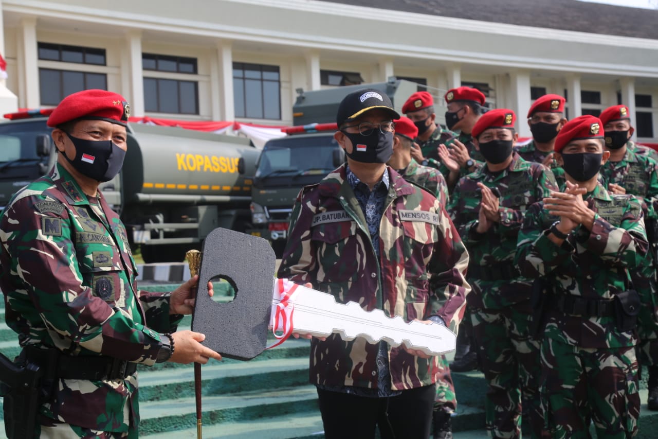 Mensos Juliari (kanan memegang kunci) menyerahkan kunci kepada Komandan Jenderal Kopassus Mayjen TNI I Nyoman Cantiasa.
