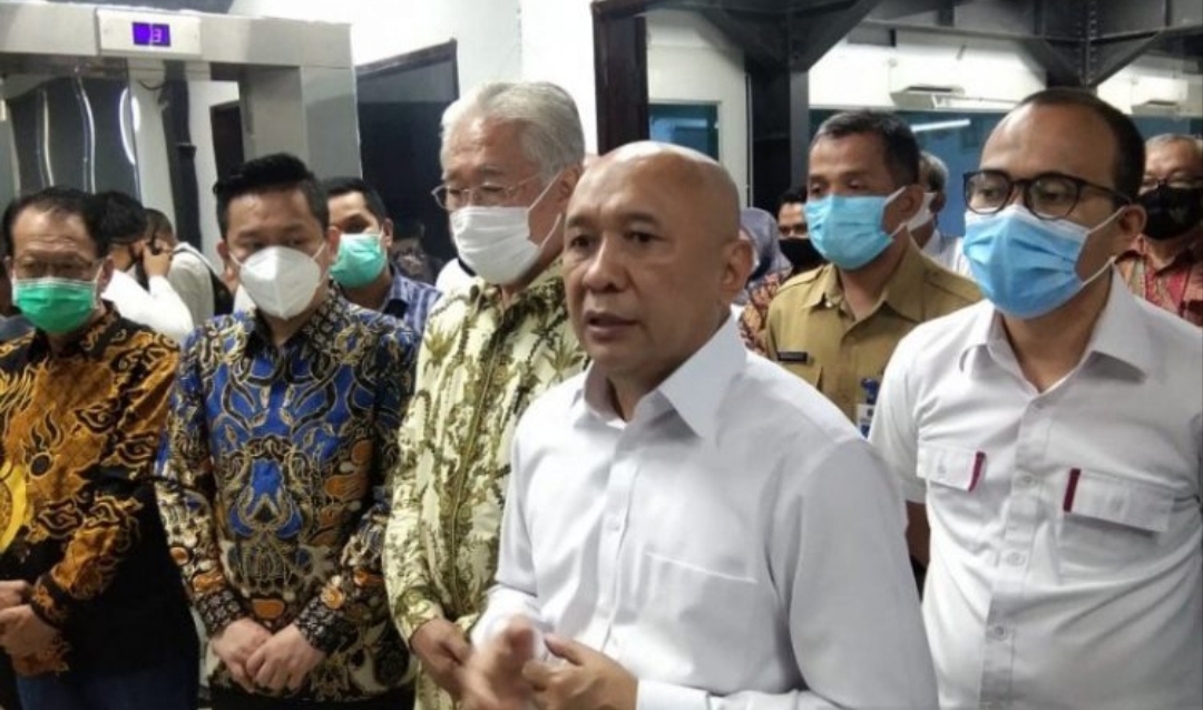 Menkop UKM Teten Masduki dan mantan Menteri Perdagangan Enggartiasto Lukita pada kunjungan di cold storage terbaru milik Cahaya Bahari.