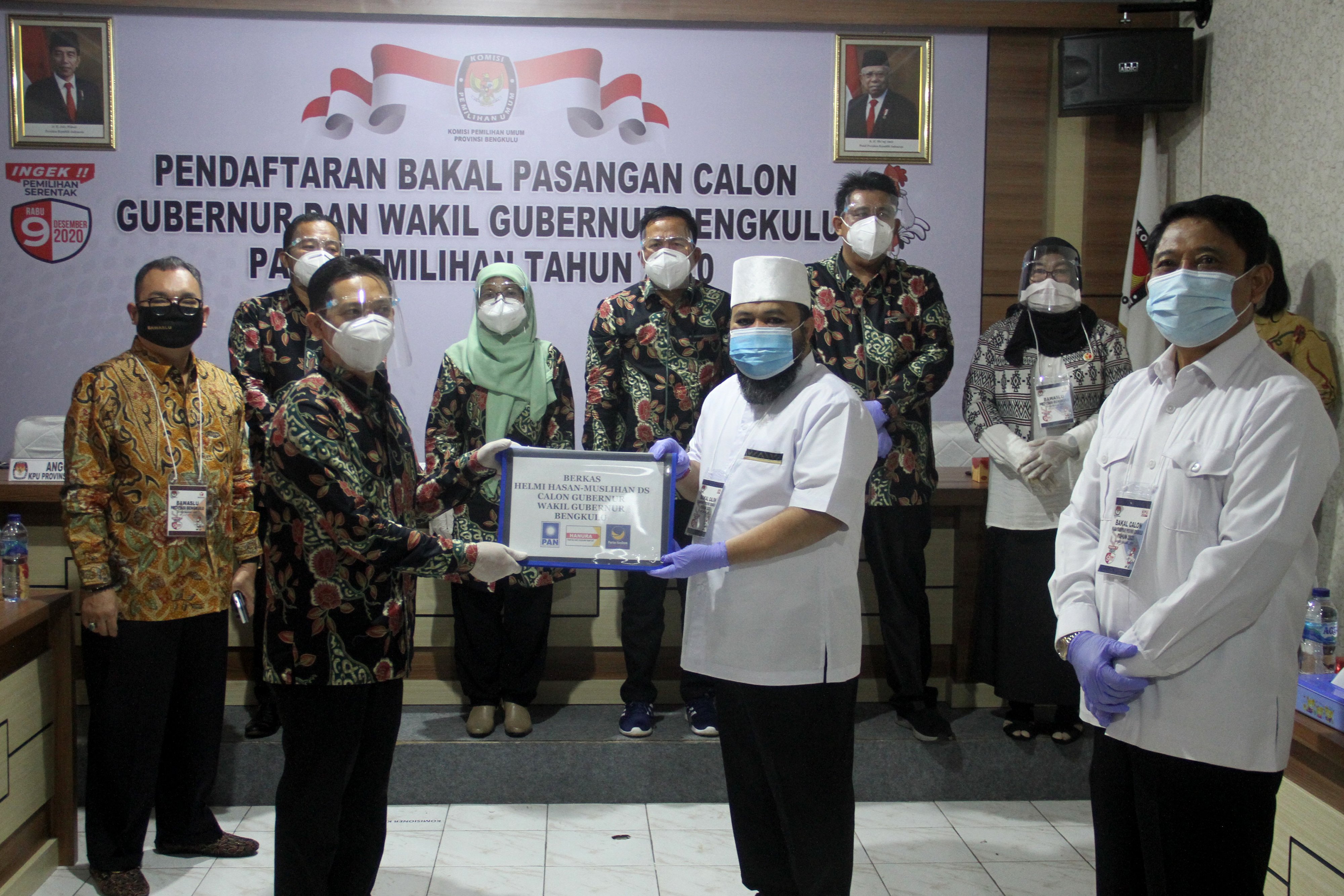 Pabaslon Gubernur dan Wakil Gubernur Bengkulu Helmi Hasan dan Muslihan DS (berbaju putih) menyerahkan berkas peserta Pilkada di KPU Bengkulu
