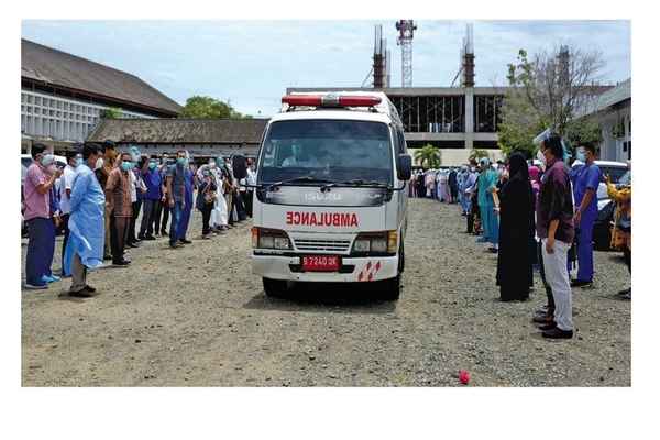 Pemberangkatan jenazah dokter anestesi Imai Indra yang meninggal dunia akibat covid-19 di Rumah Sakit Umum Zainal Abidin, Banda Aceh, Aceh