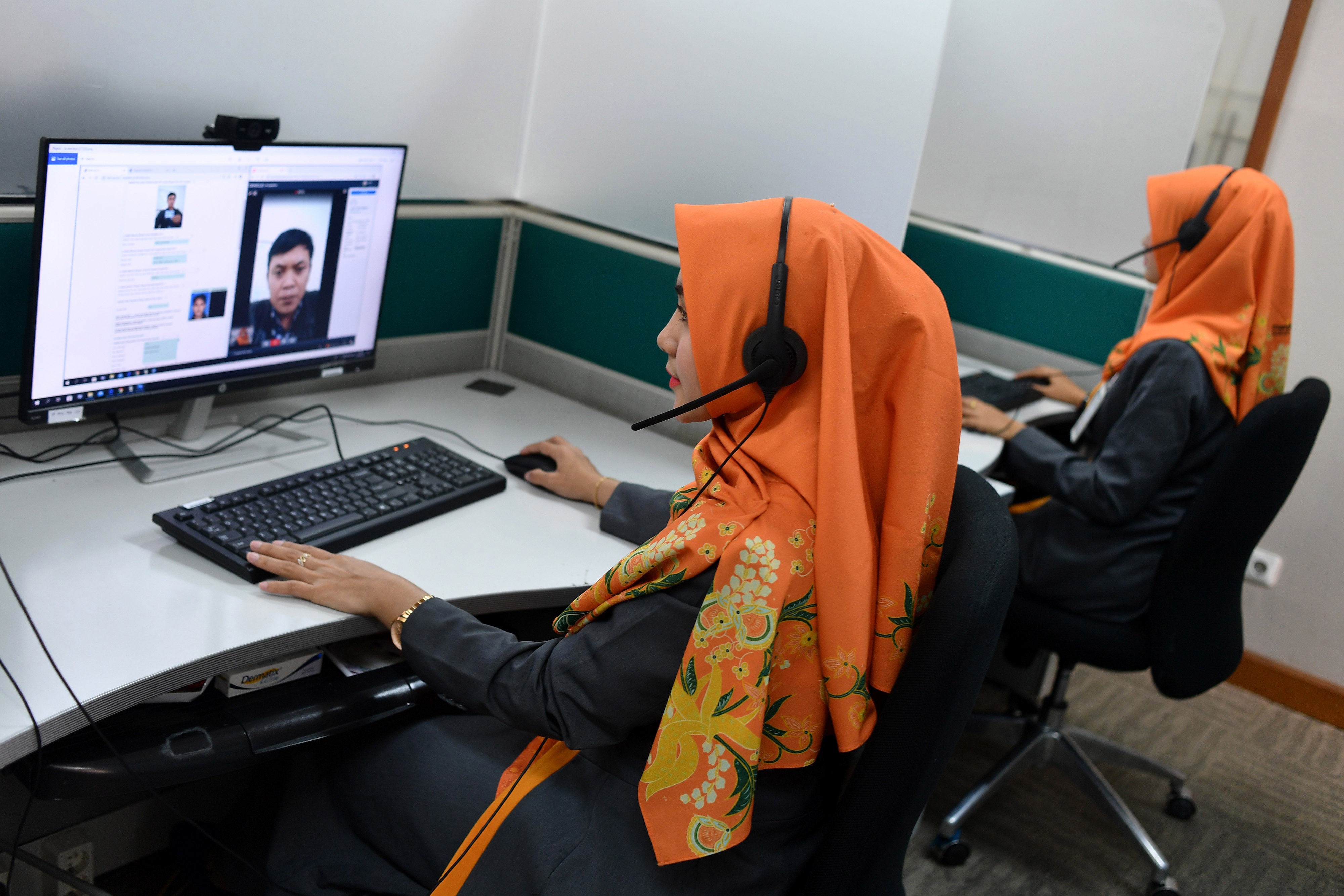 Agen Mandiri Syariah melayani calon nasabah yang membuka rekening secara daring.