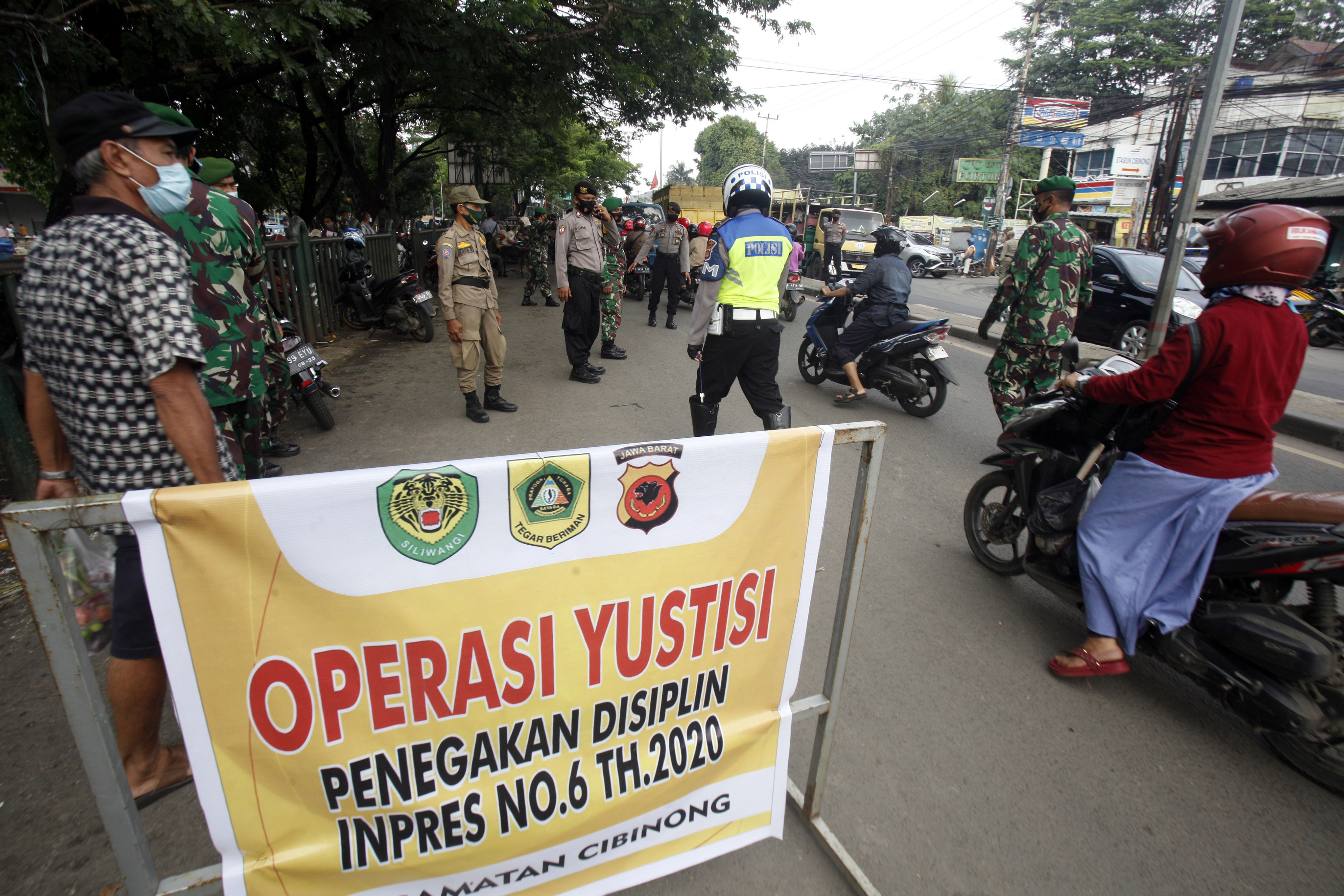  Petugas gabungan TNI, Polantas dan Satpol PP menggelar Operasi Yustisi Protokol COVID-19