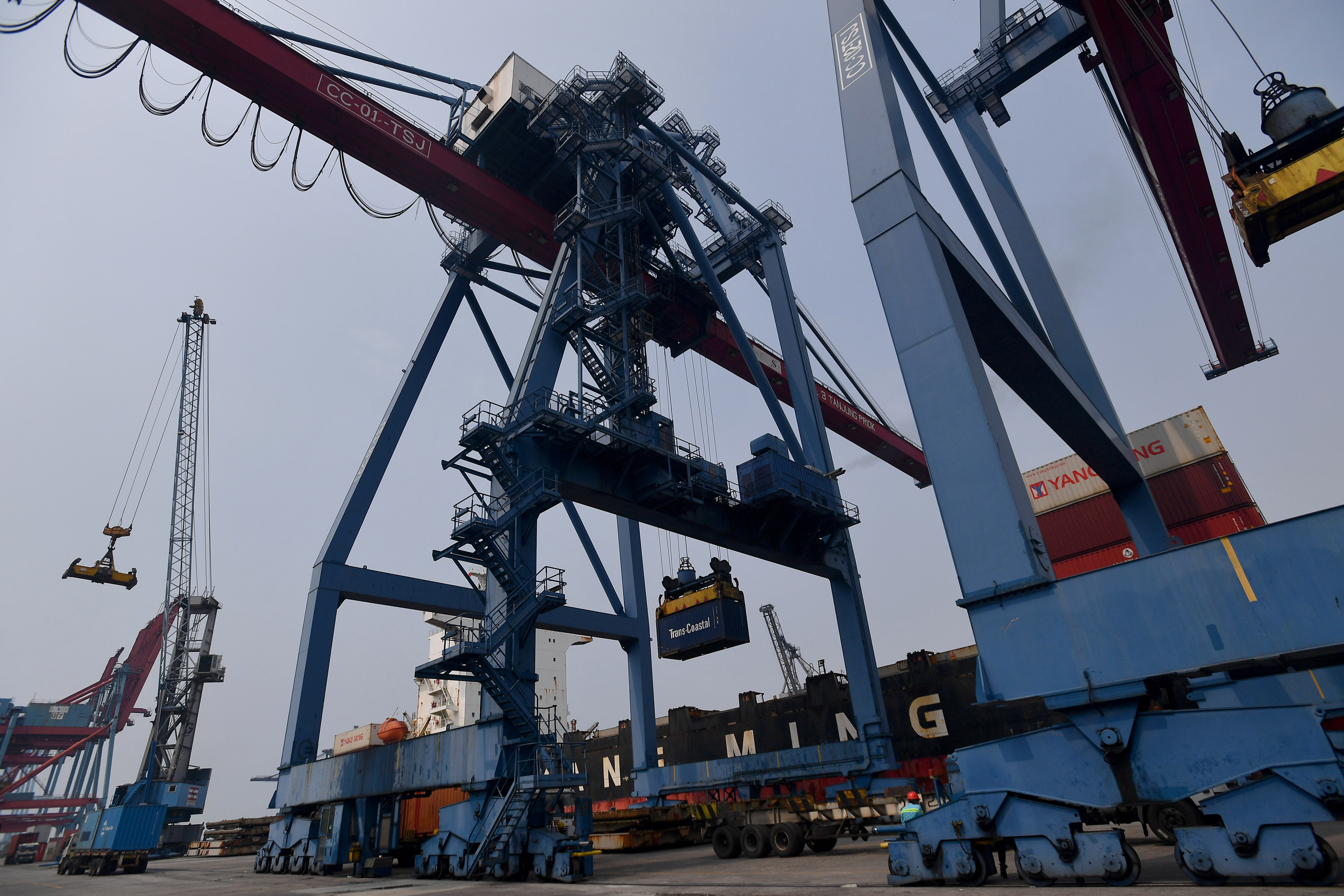 Aktivitas di Pelabuhan Tanjung Priok Jakarta yang merupakan salah satu wilayah kerja PT Pelabuhan Indonesia II (Persero)/IPC.