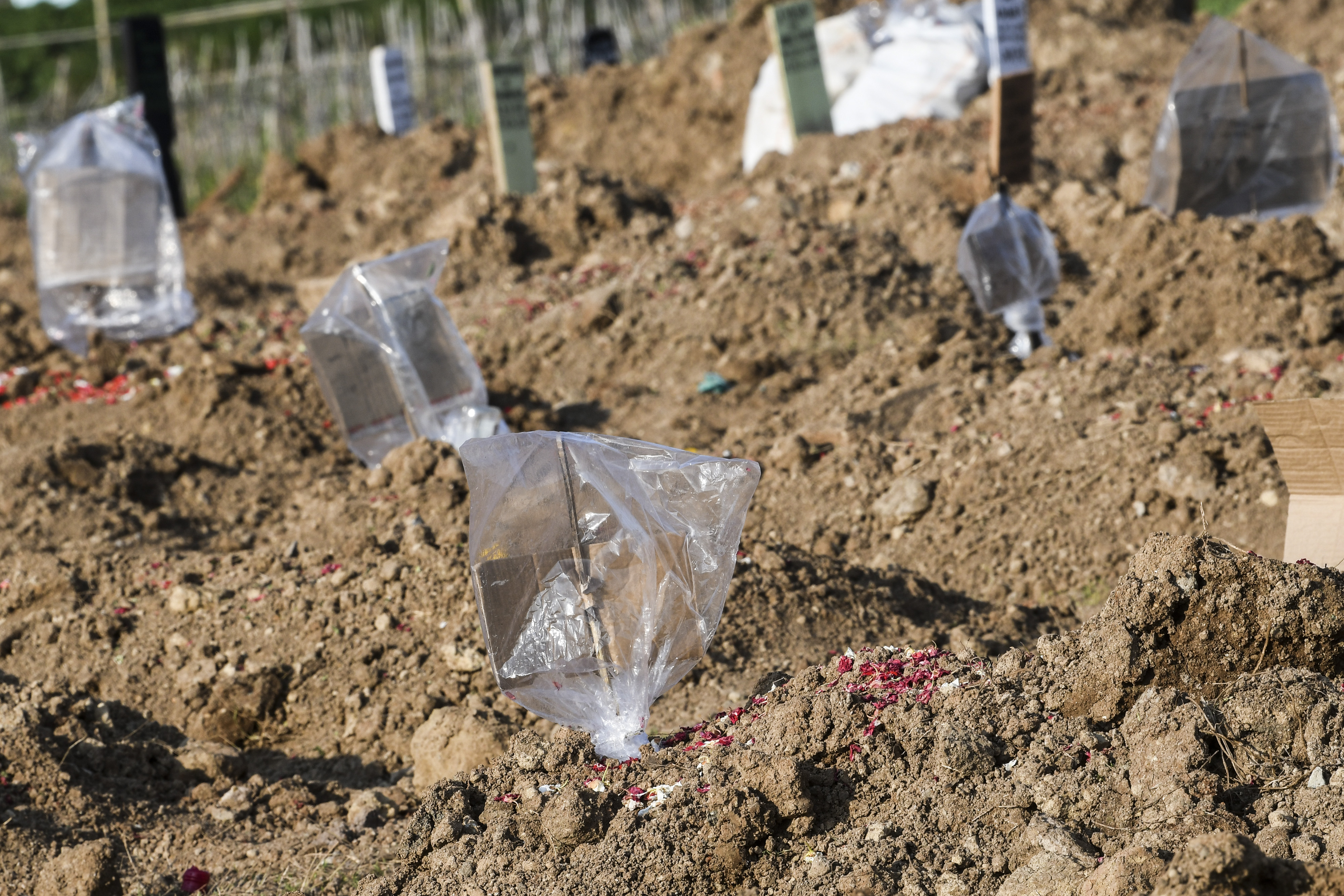 Sejumlah tanda pengenal yang terbuat dari kardus berada di pusara kasus meninggal karena covid-19 di TPU Tegal Alur