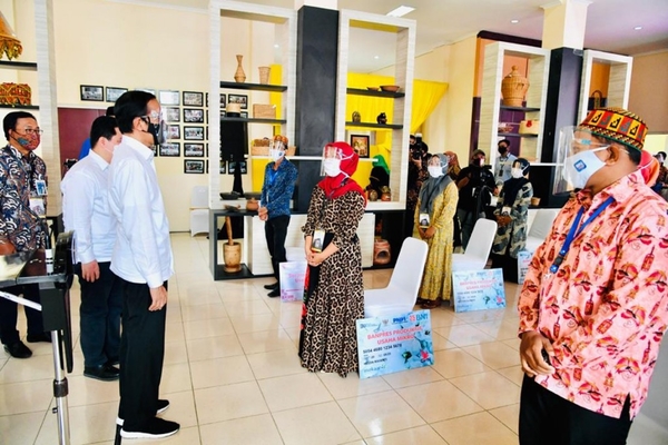 Presiden Joko Widodo bagikan Banpres Produktif ke 220 pelaku usaha di Aceh, Selasa, 25 Agustus 2020