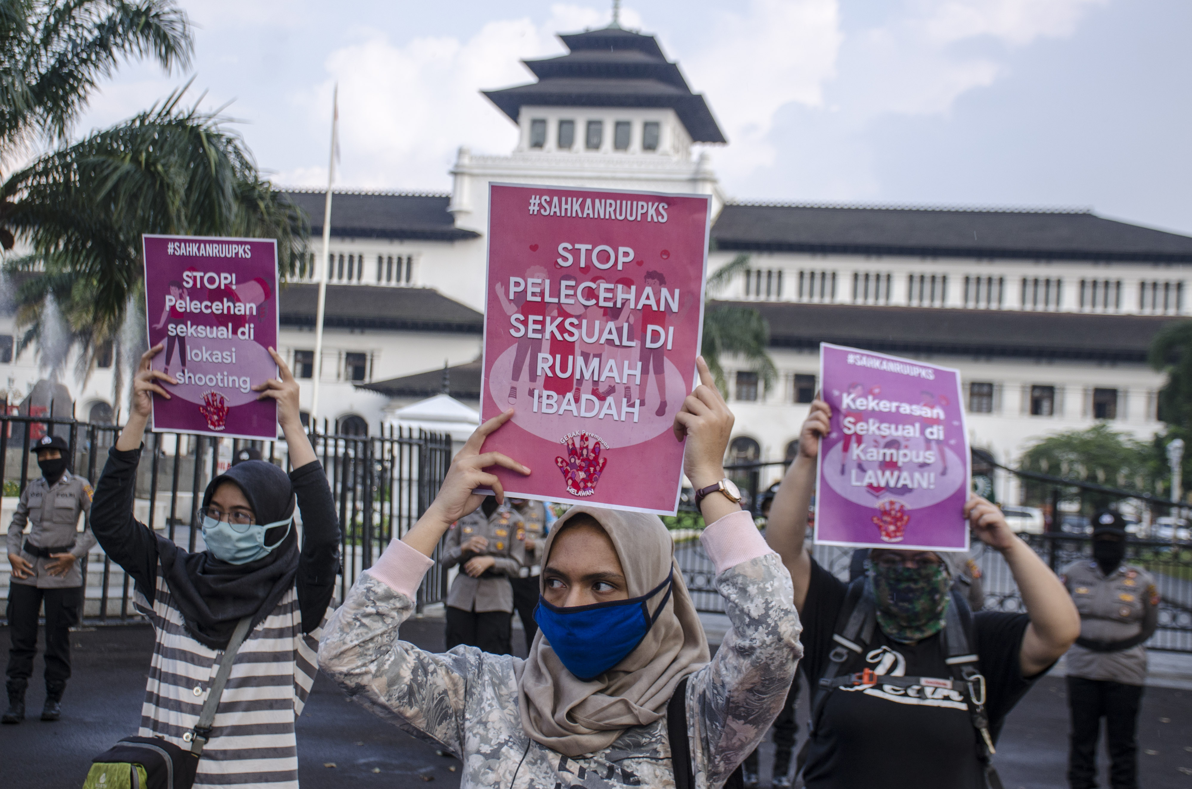 Massa Aliansi Gerakan Perempuan Anti Kekerasan melakukan Aksi Selasa di depan Gedung Sate, Bandung, Jawa Barat, Selasa (21/7).