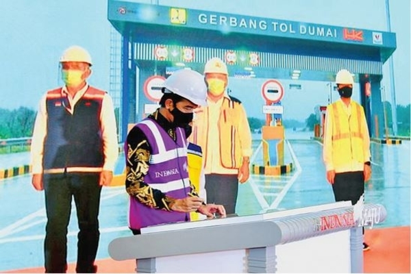 Presiden Joko Widodo menandatangani prasasti saat meresmikan Tol Pekanbaru-Dumai secara virtual dari Istana Kepresidenan Bogor, Jawa Barat, 