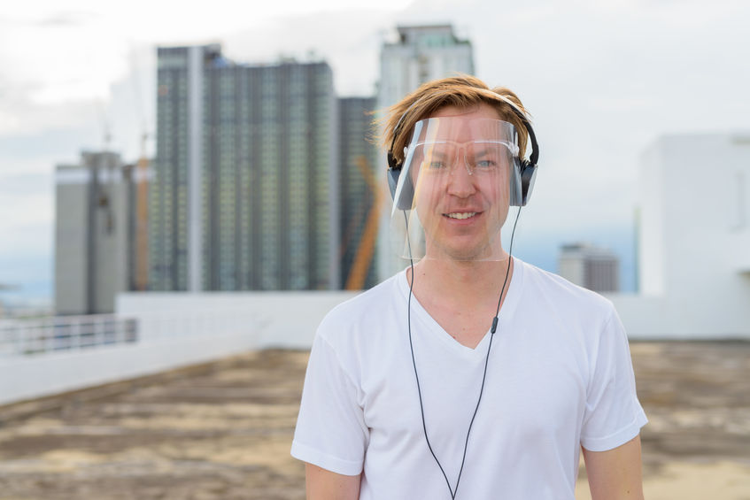 Memakai face shield tanpa masker tidak efektif menangkal droplet.