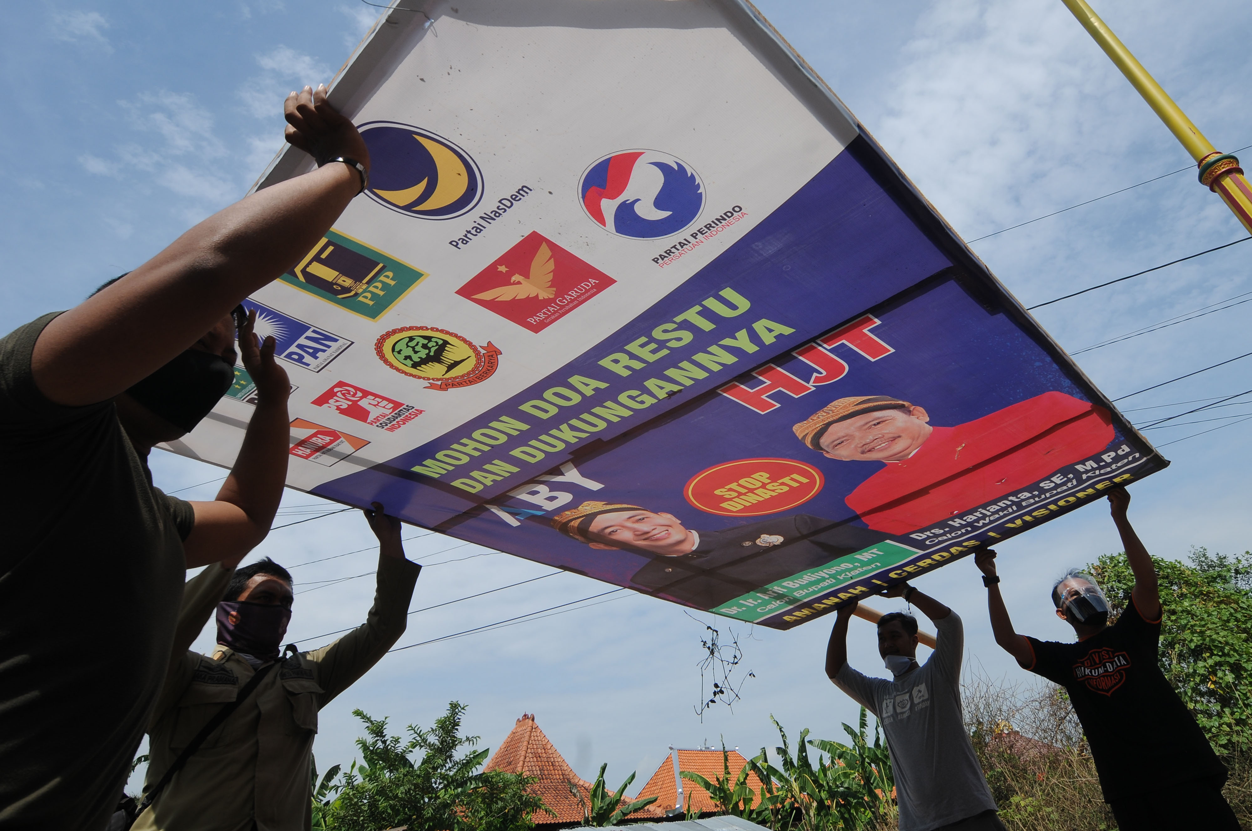 Satpol PP Kabupaten tegal menertibkan Alat Peraga Kampanye (APK)  Pilwabup Klaten