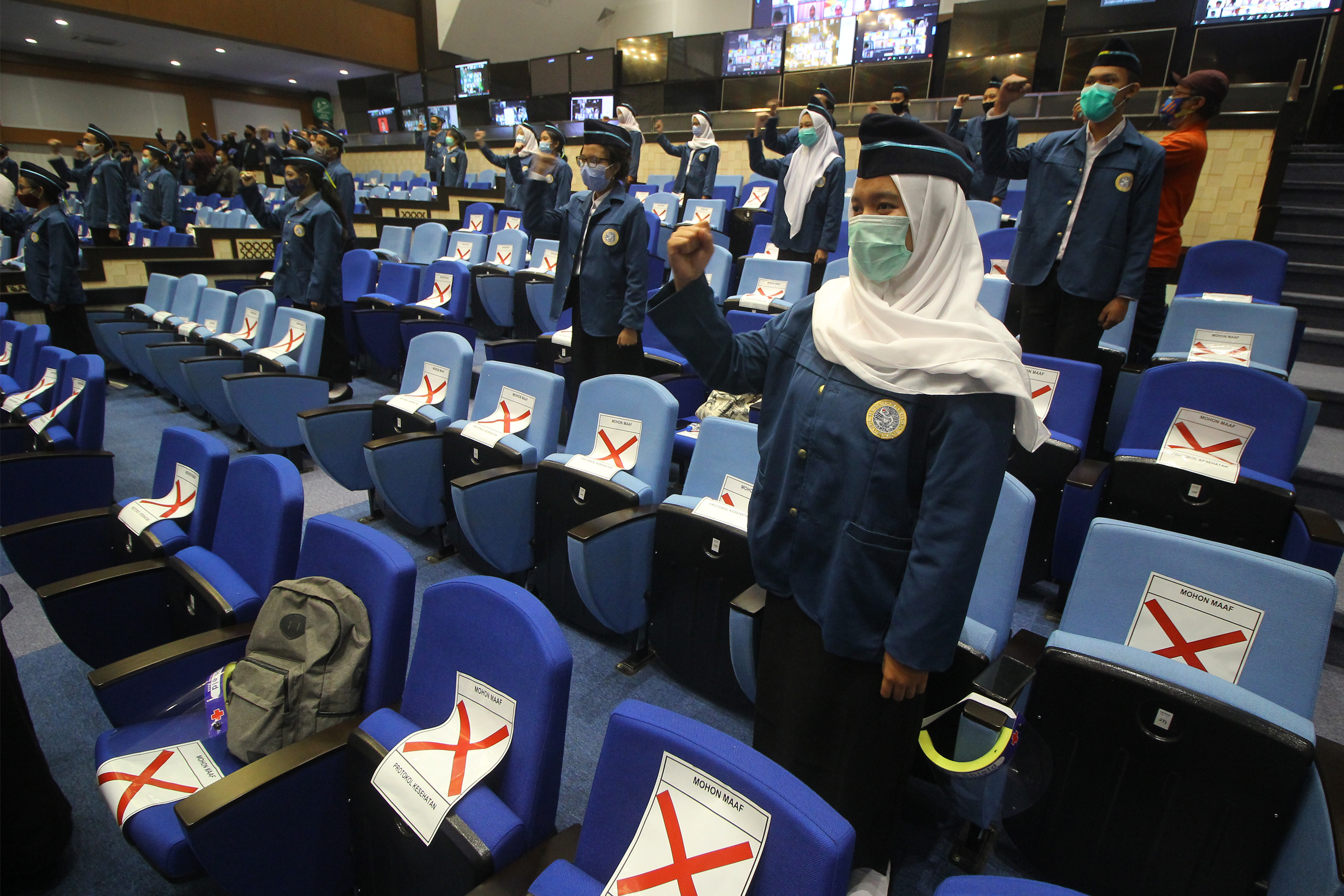 Perwakilan mahasiswa baru Universitas Airlangga (Unair) mengikuti prosesi pengukuhan, di Aula Garuda Mukti Unair, Surabaya, Selasa (1/9).