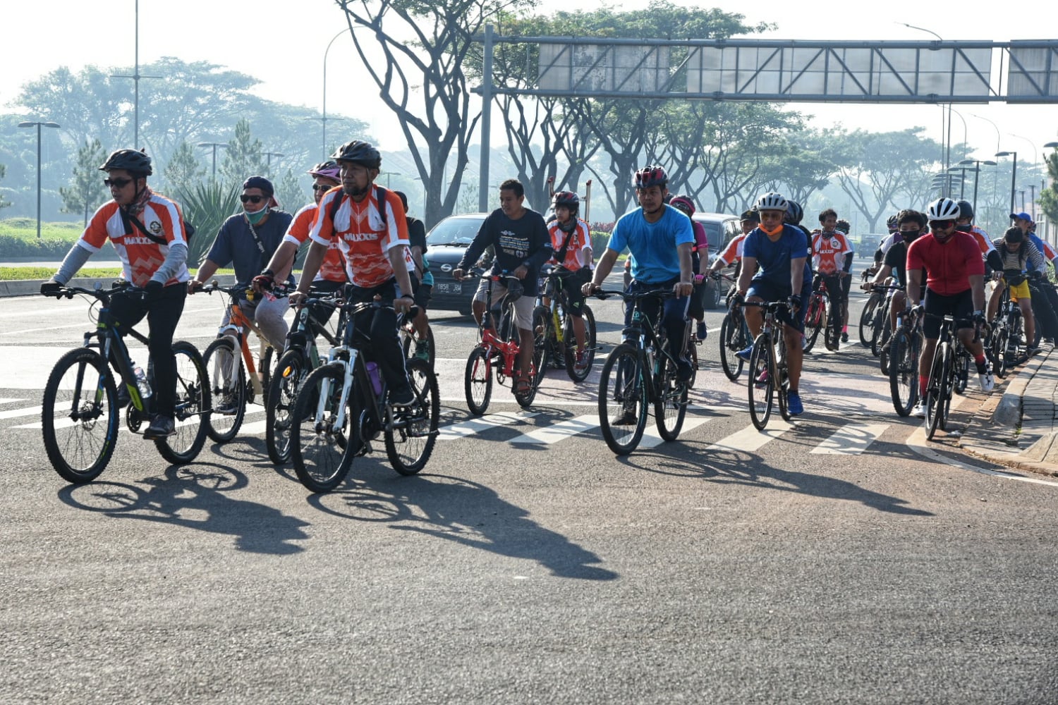 Sejumlah warga bersepeda saat menikmati akhir pekan di kawasan, BSD, Tangerang Selatan, Banten