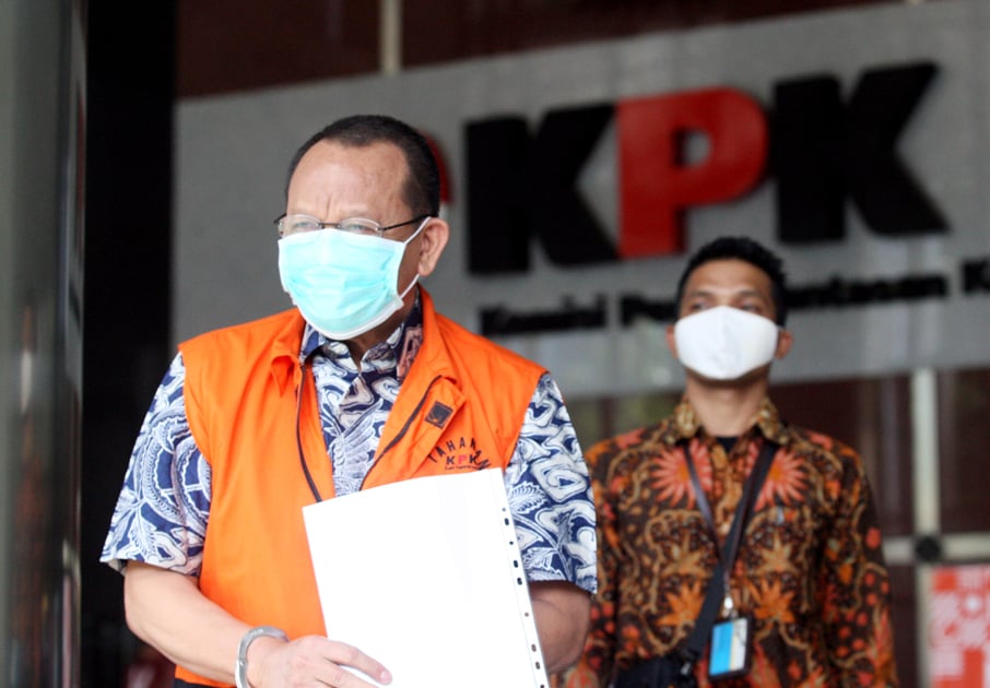 Tersangka kasus dugaan suap gratifikasi senilai Rp46 miliar, Nurhadi (rompi tahanan) 