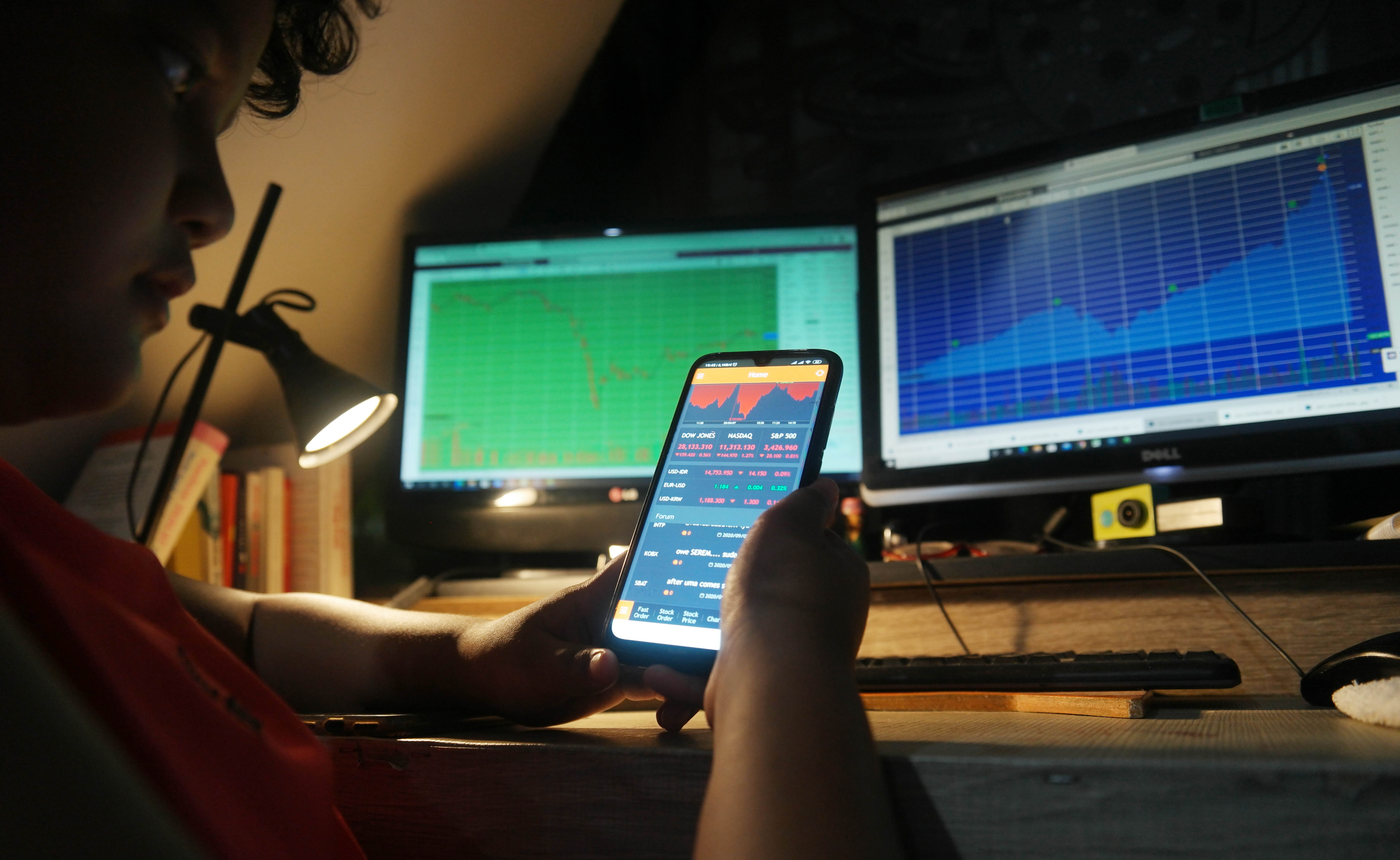 Ilustrasi: Warga melihat informasi pergerakan harga saham di Serpong, Tangerang Selatan, kemarin.