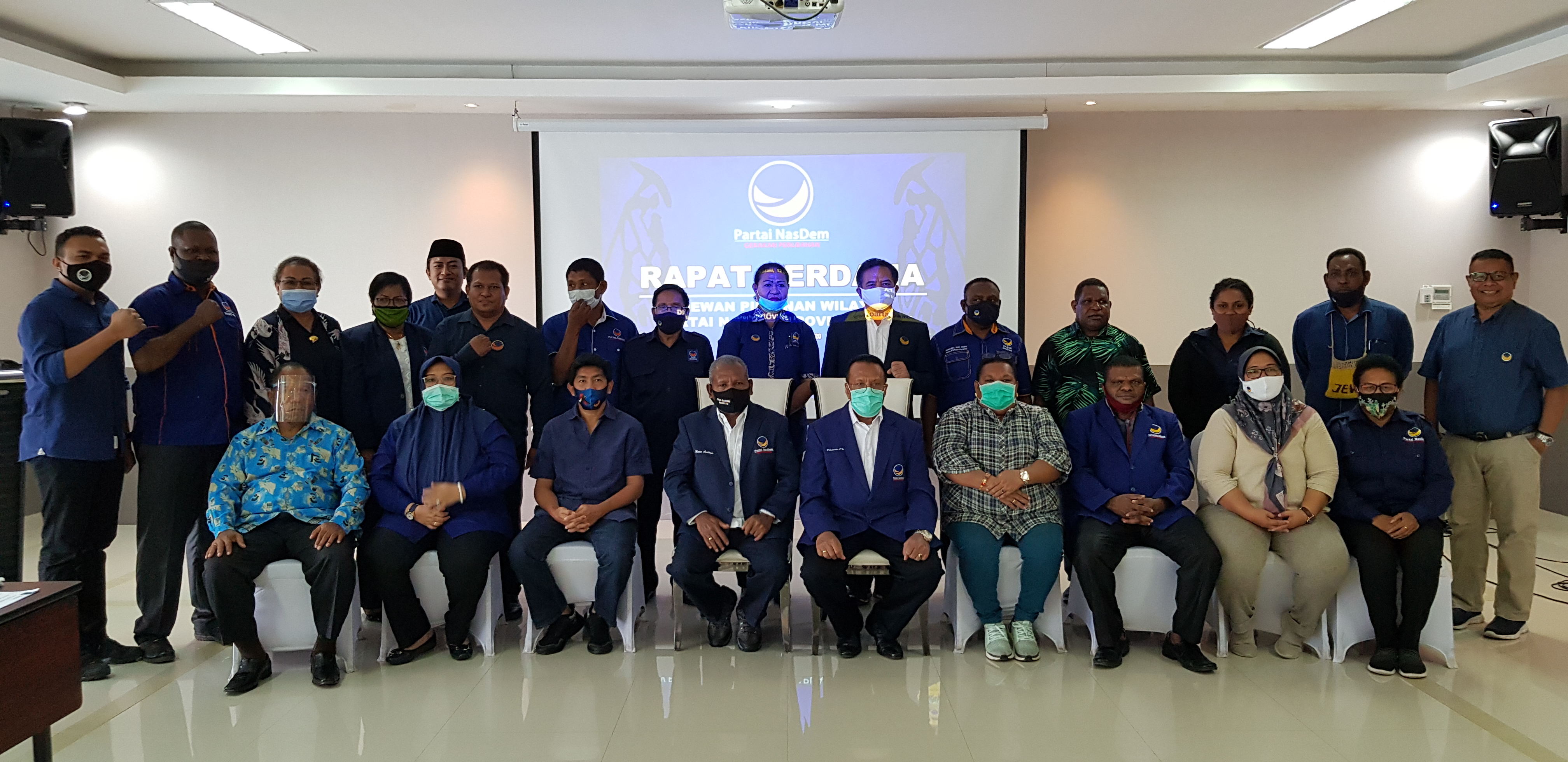 Foto bersama pengurus DPW NasDem Papua usai rapat perdana pengurus periode 2000-2024