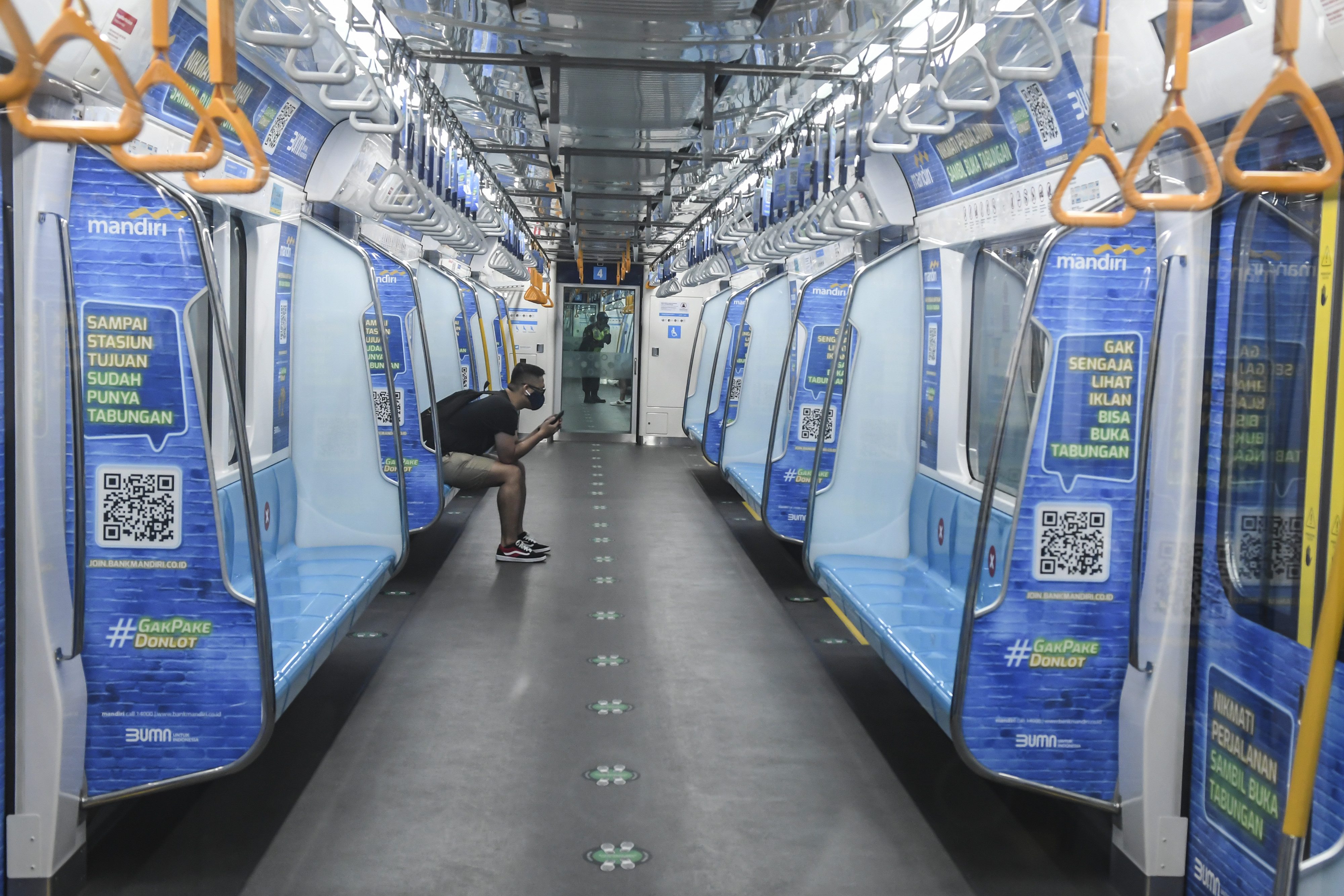  Penumpang berada di dalam angkutan kereta Moda Raya Terpadu (MRT) di Jakarta, Minggu (30/8).