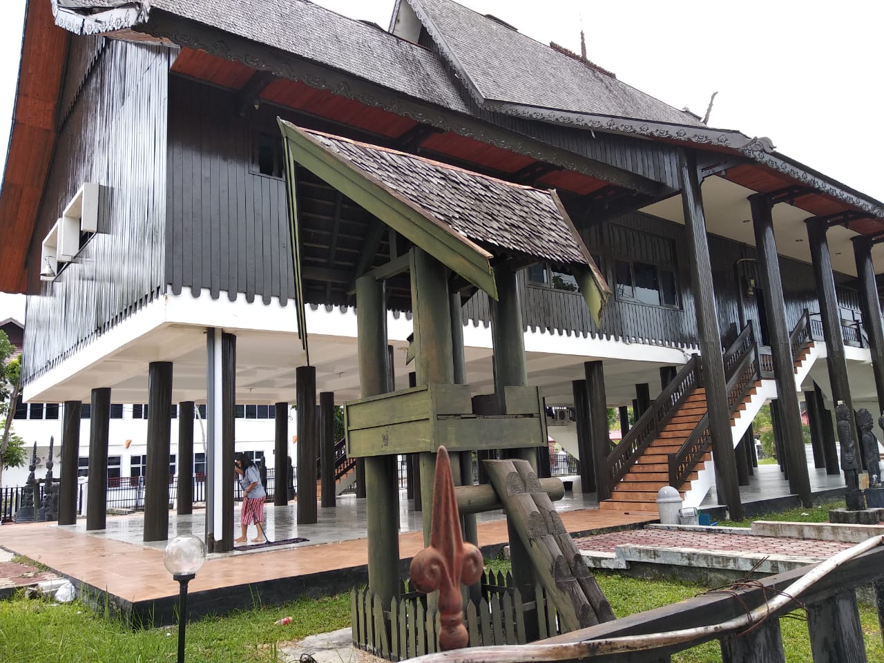 Foto Replika Huma Betang Eka Tingang Nganderang, digunakan sebagai gedung pertemuan yang berada di Jalan DI Panjaitan No 3 Palangka Raya.