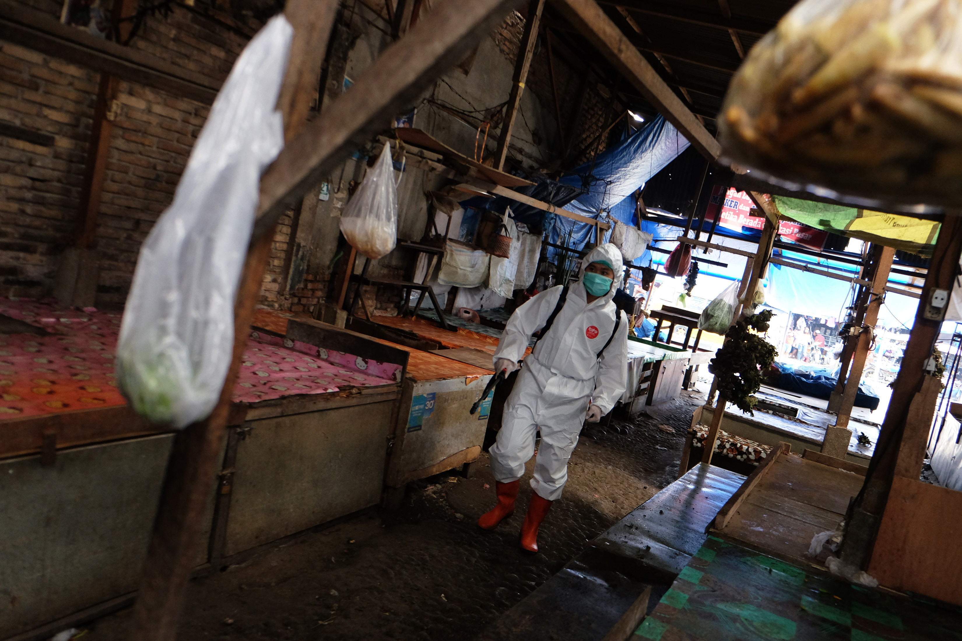 Petugas Dinas Kesehatan Kota Medan, Sumut menyemprotkan cairan disinfektan di Pasar Melati, Medan, Sumatera Utara, Rabu (23/9).