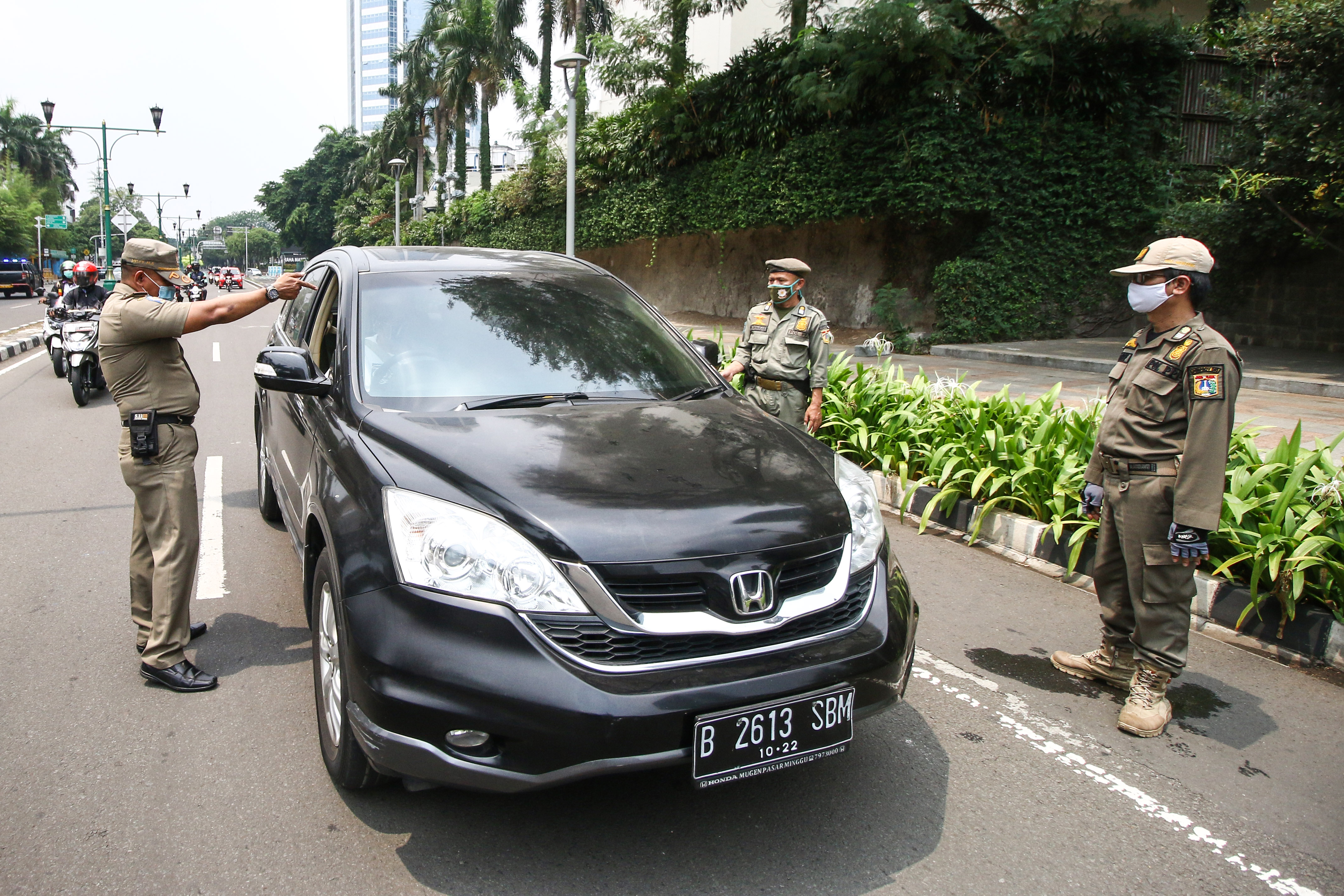 Ilustrasi--Petugas melakukan razia masker di Jalan Imam Bonjol, Jakarta.