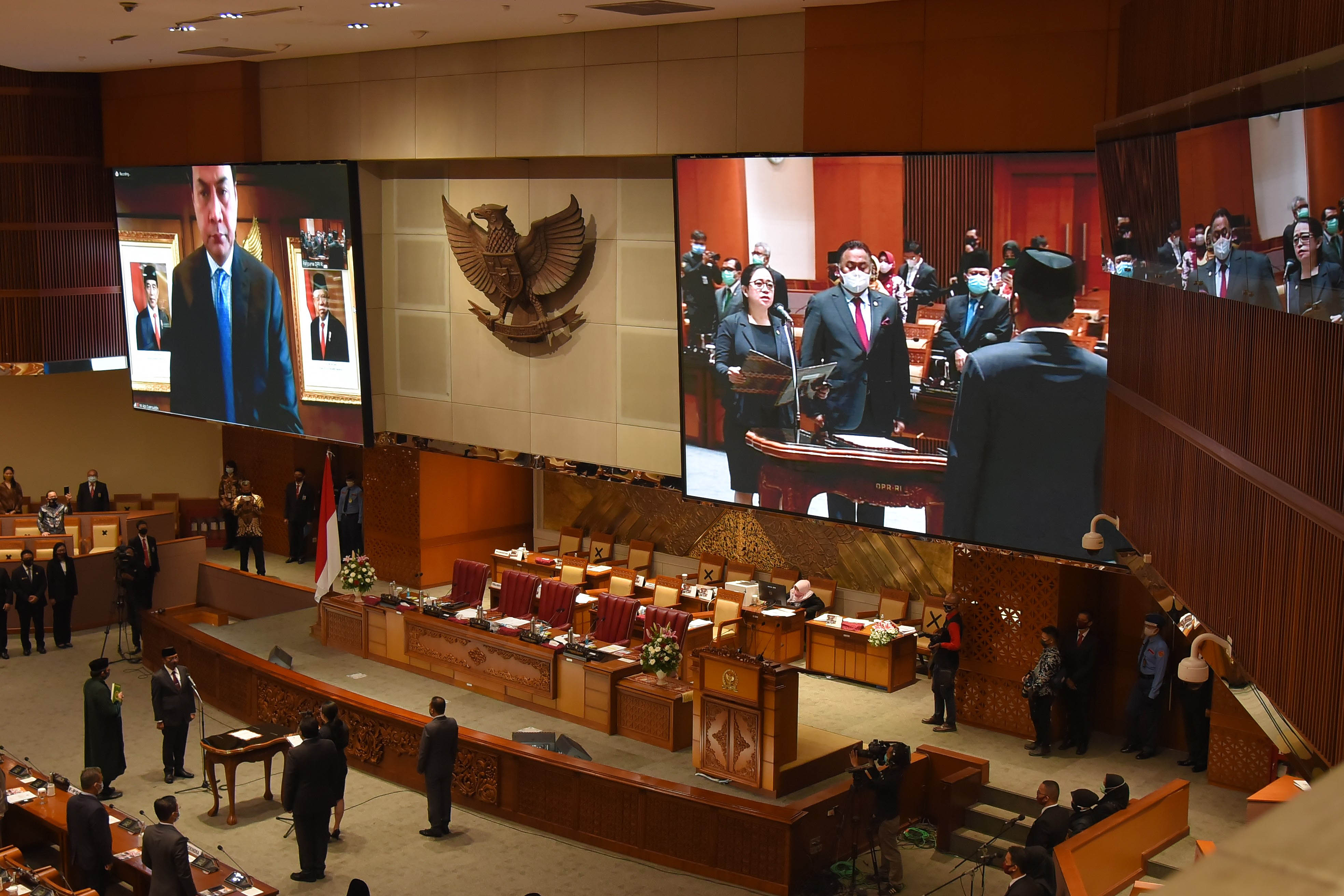 Rapat Paripurna keempat DPR RImasa persidangan 2020-2021, Selasa (1/9),  dihadiri 111 anggota dewan secara fisik dan 280 secara virtual.