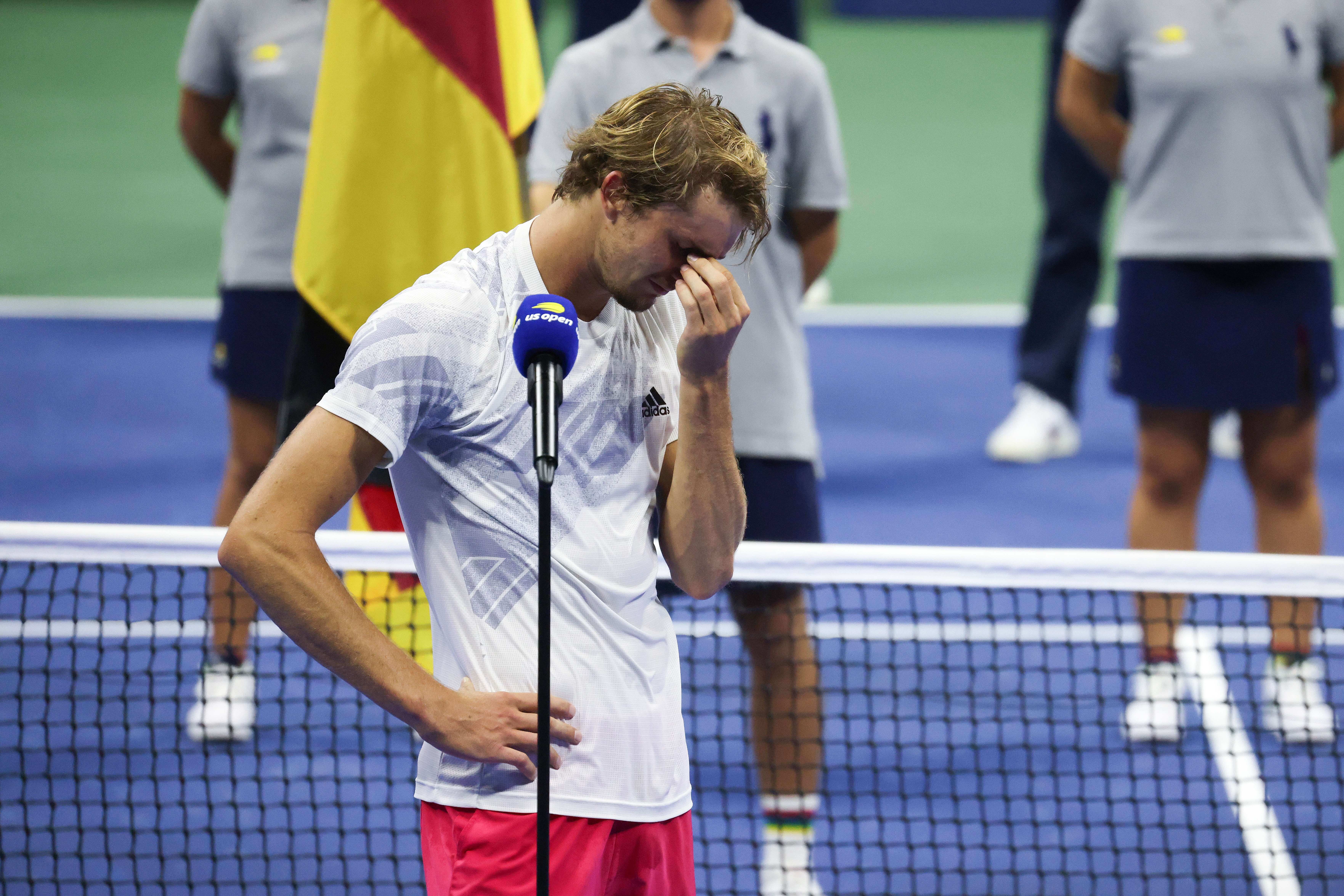 Alexander Zverev bereaksi usai kalah di laga final AS Terbuka.
