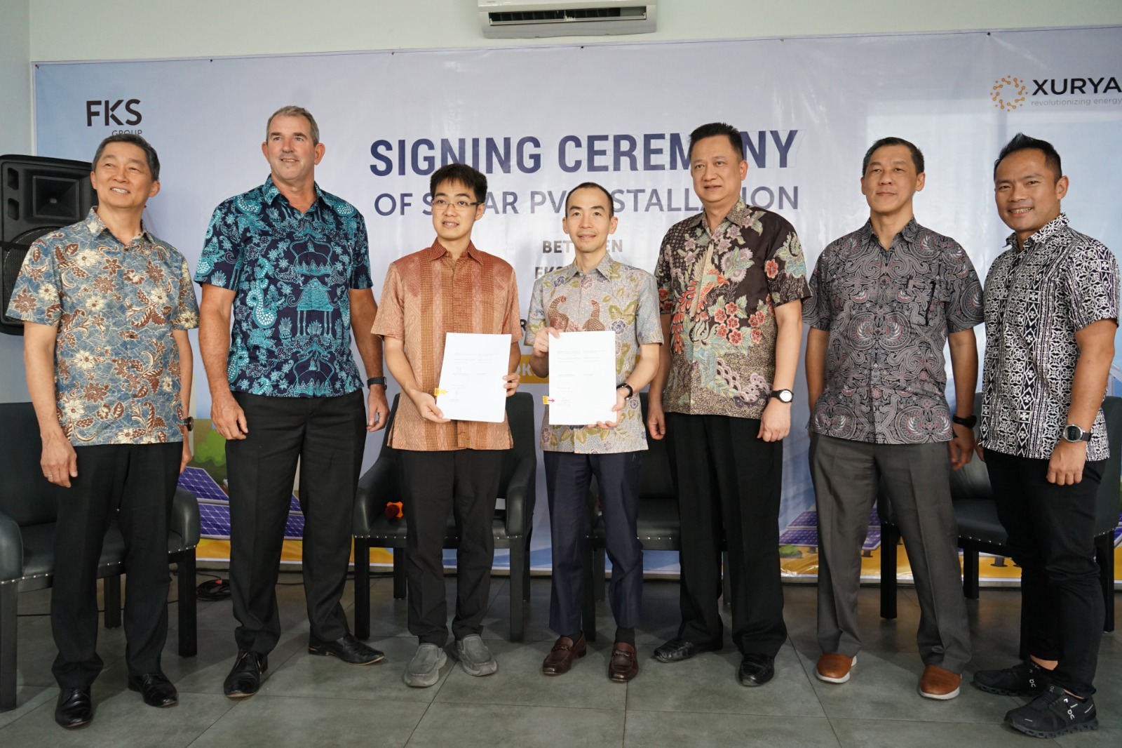 Penandatanganan kerja sama FKS Group dengan PT Xurya Daya Indonesia dalam penggunaan panel surya 