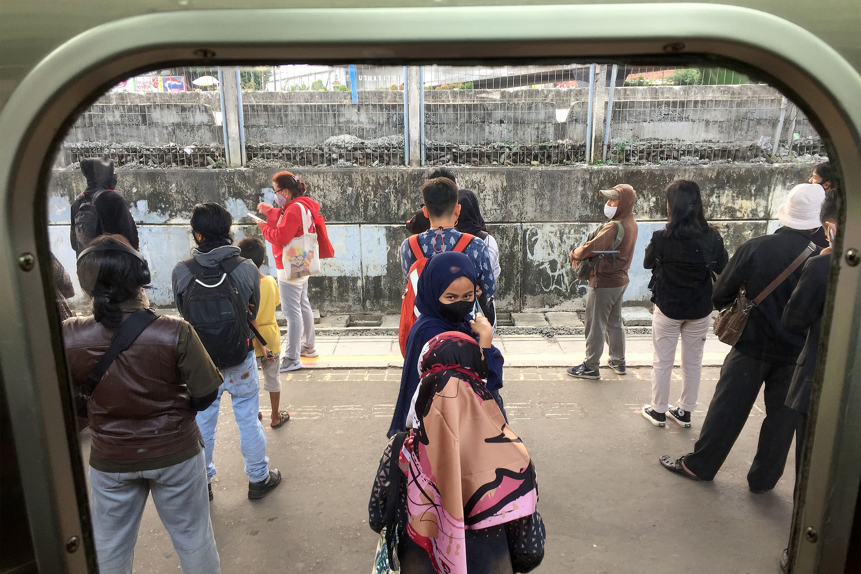 Para pelaju dari wilayah penyangga jakarta tetap memadati komuterline saat PSBB Jakarta Jilid 2