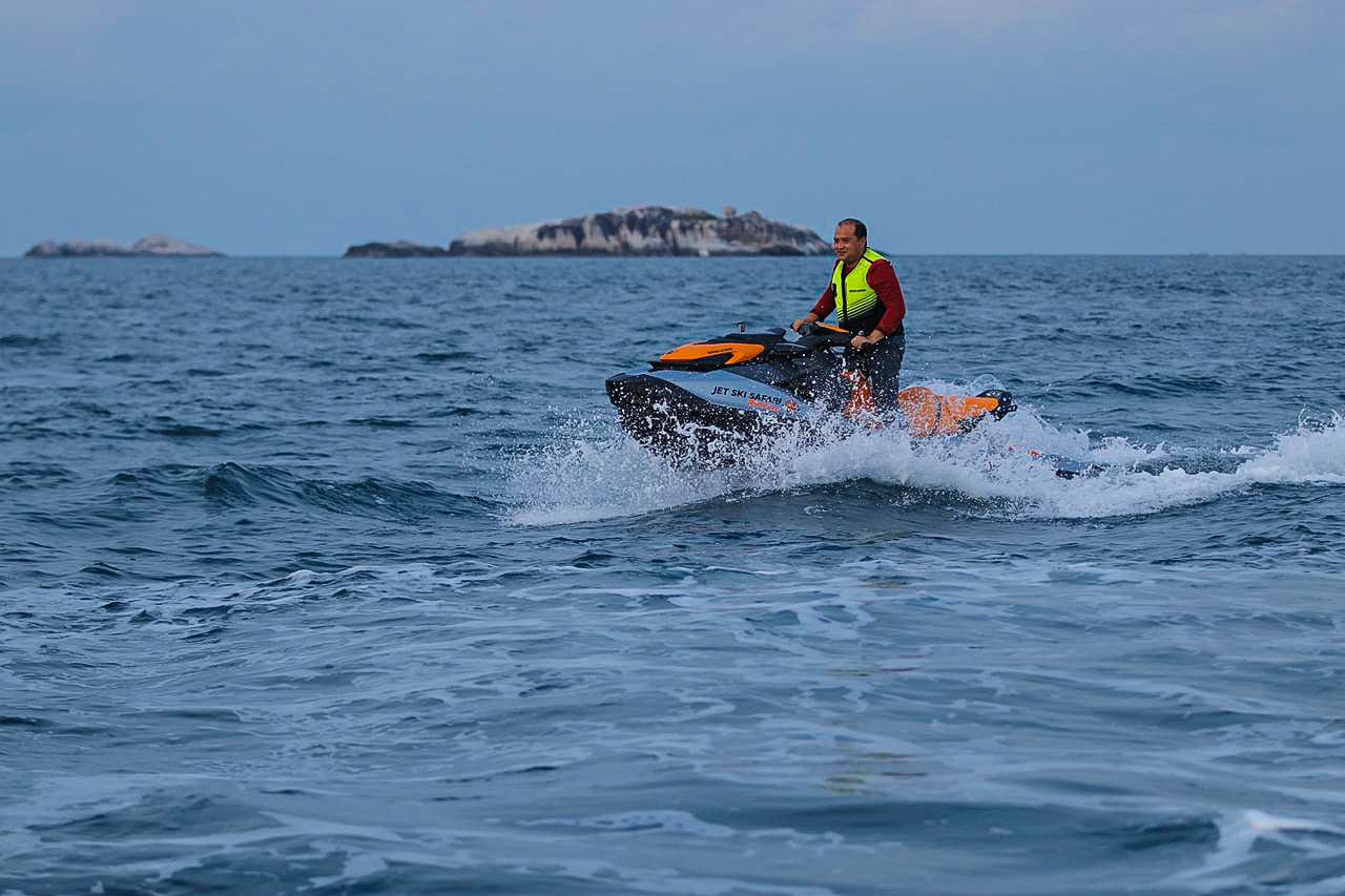 Seorang wisatawan mengemudikan jetski di perariran Pulau Belitung.