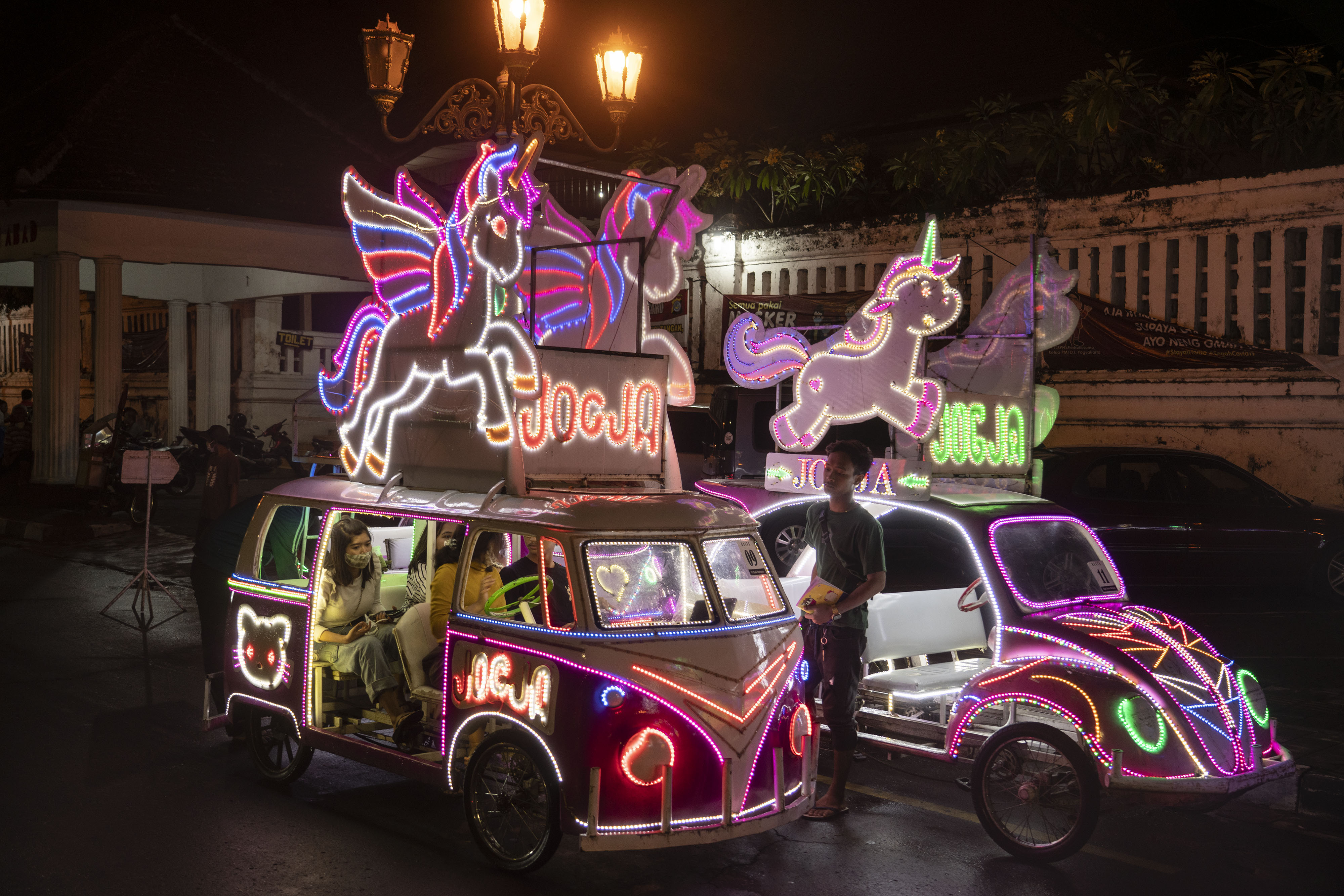 WISATA MALAM YOGYAKARTA KEMBALI RAMAI: Wisatawan menaiki mobil kayuh di Alun-alun selatan, Yogyakarta, Kamis (3/9/2020). 