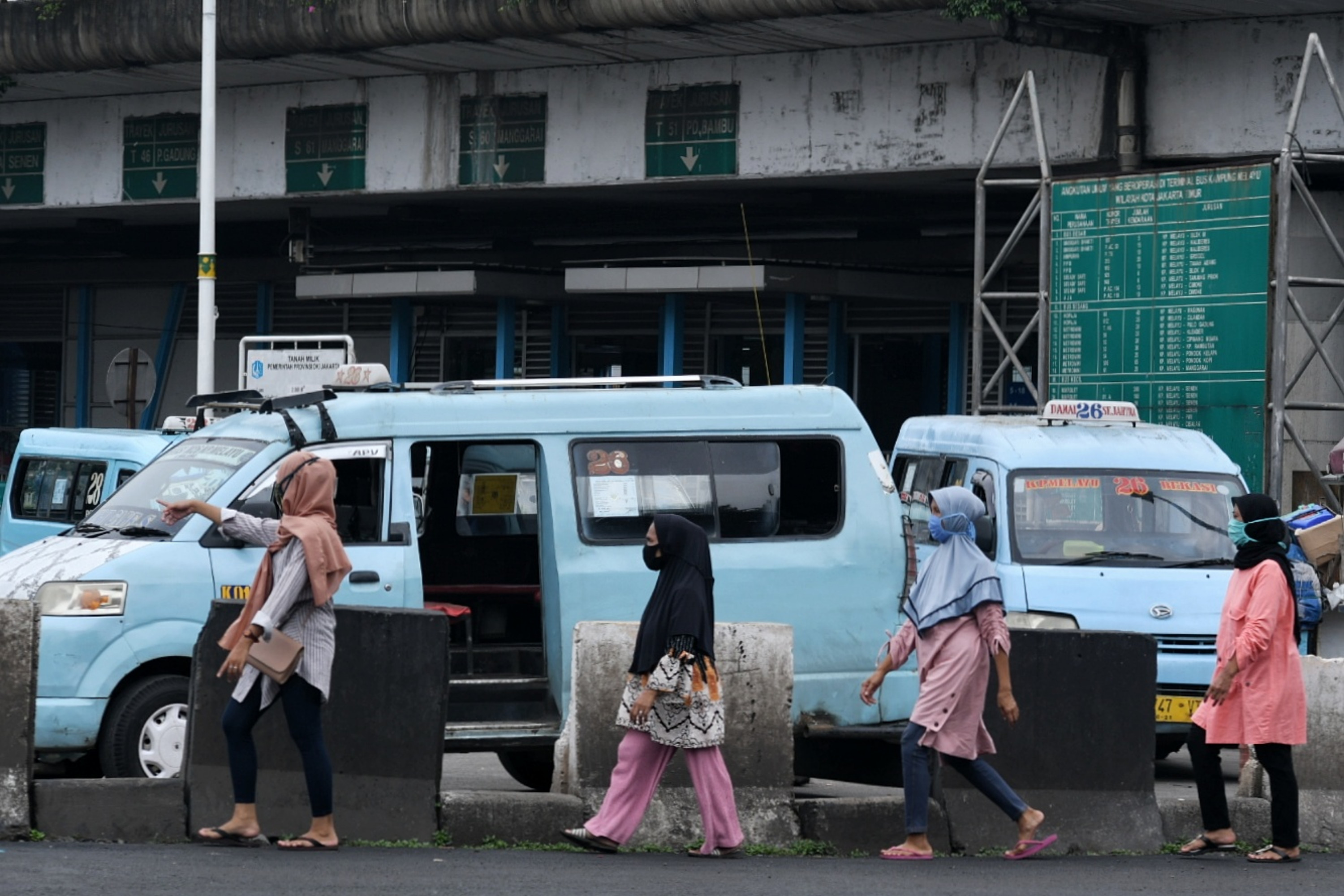 Sopir angkutan kota menunggu penumpang di Terminal Kampung Melayu, Jakarta, Kamis (30/4/2020). 