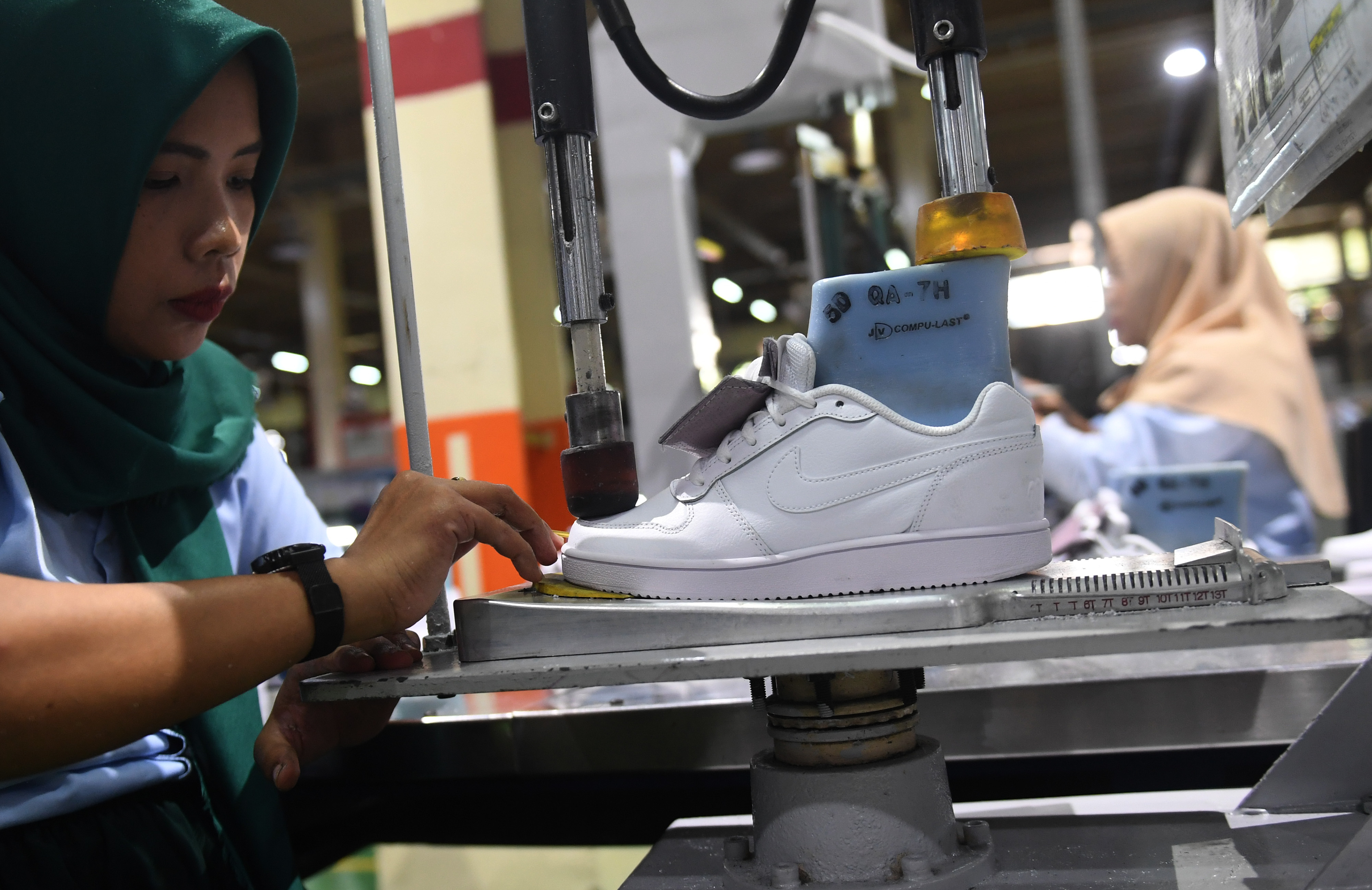 Ilustrasi pekerja yang memproduksi sepatu untuk ekspor di pabrik kawasan Tangerang, Banten.