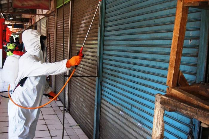 Ilustrasi: Petugas menyemprotkan cairan disinfektan di Pasar Antri Kota Cimahi menyusul ditemukannya dua orang pedagang positif Covid-19.