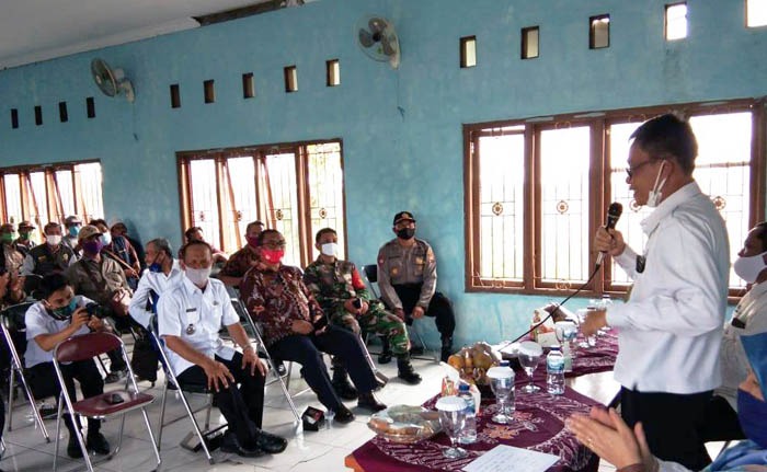 epala BPPSDMP Kementan Dedi Nursyamsi (berdiri) berdialog di BPP KostraTani Tegal
