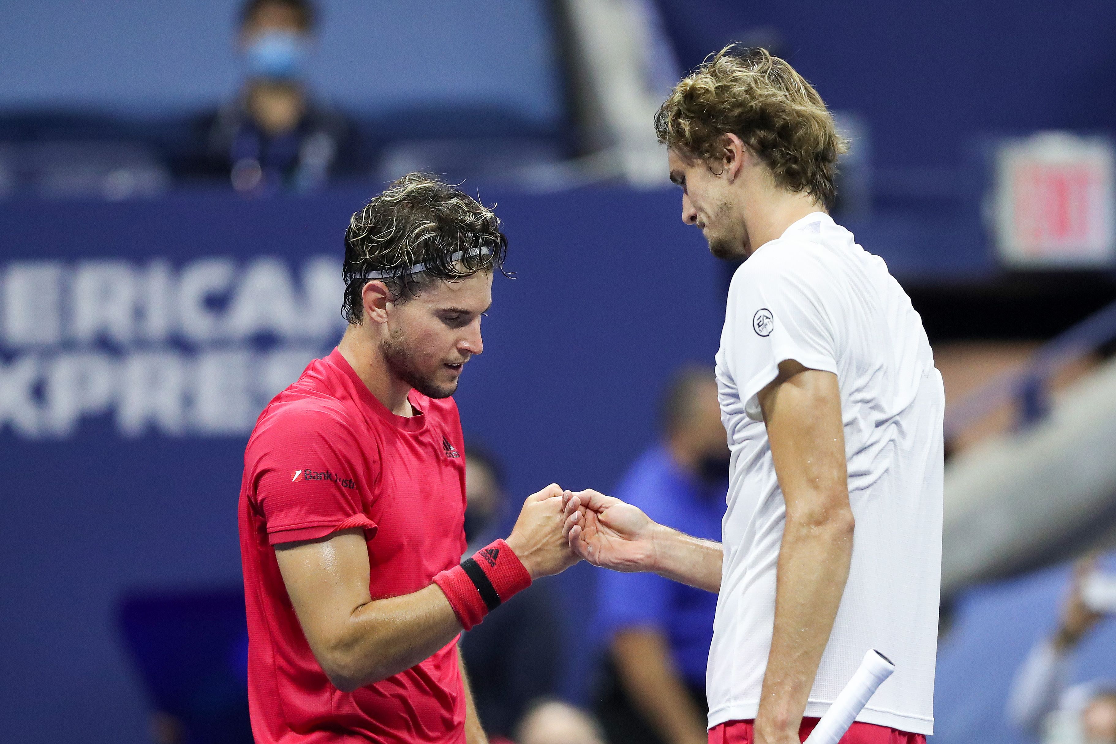 Dominic Thiem (kiri) dan Alexander Zverev berjabat tangan usai laga final AS Terbuka.