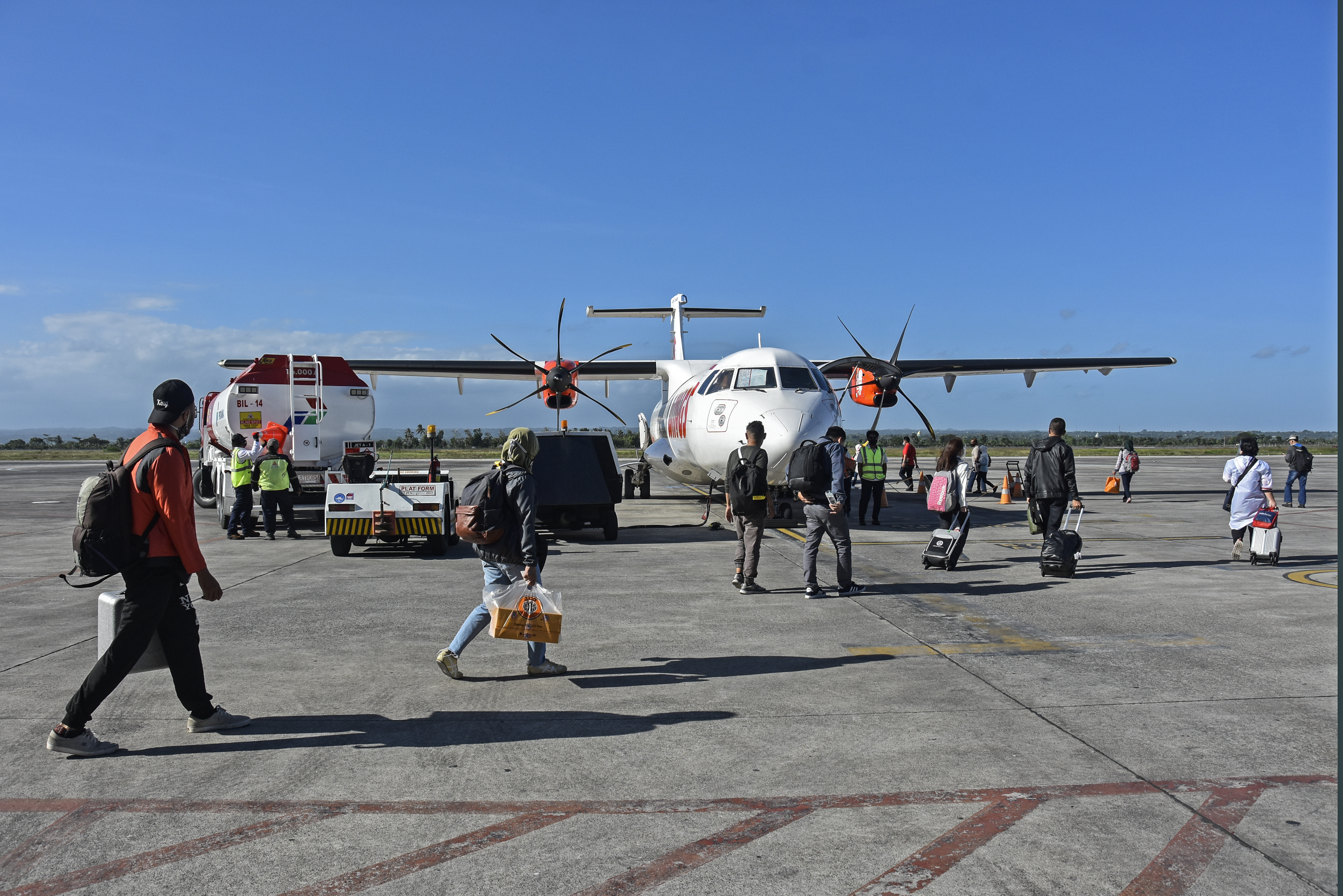 Ilustrasi: Sejumlah calon penumpang berjalan menuju pesawat tujuan Sumbawa di Bandara Internasional Lombok (BIL) di Praya, Lombok Tengah