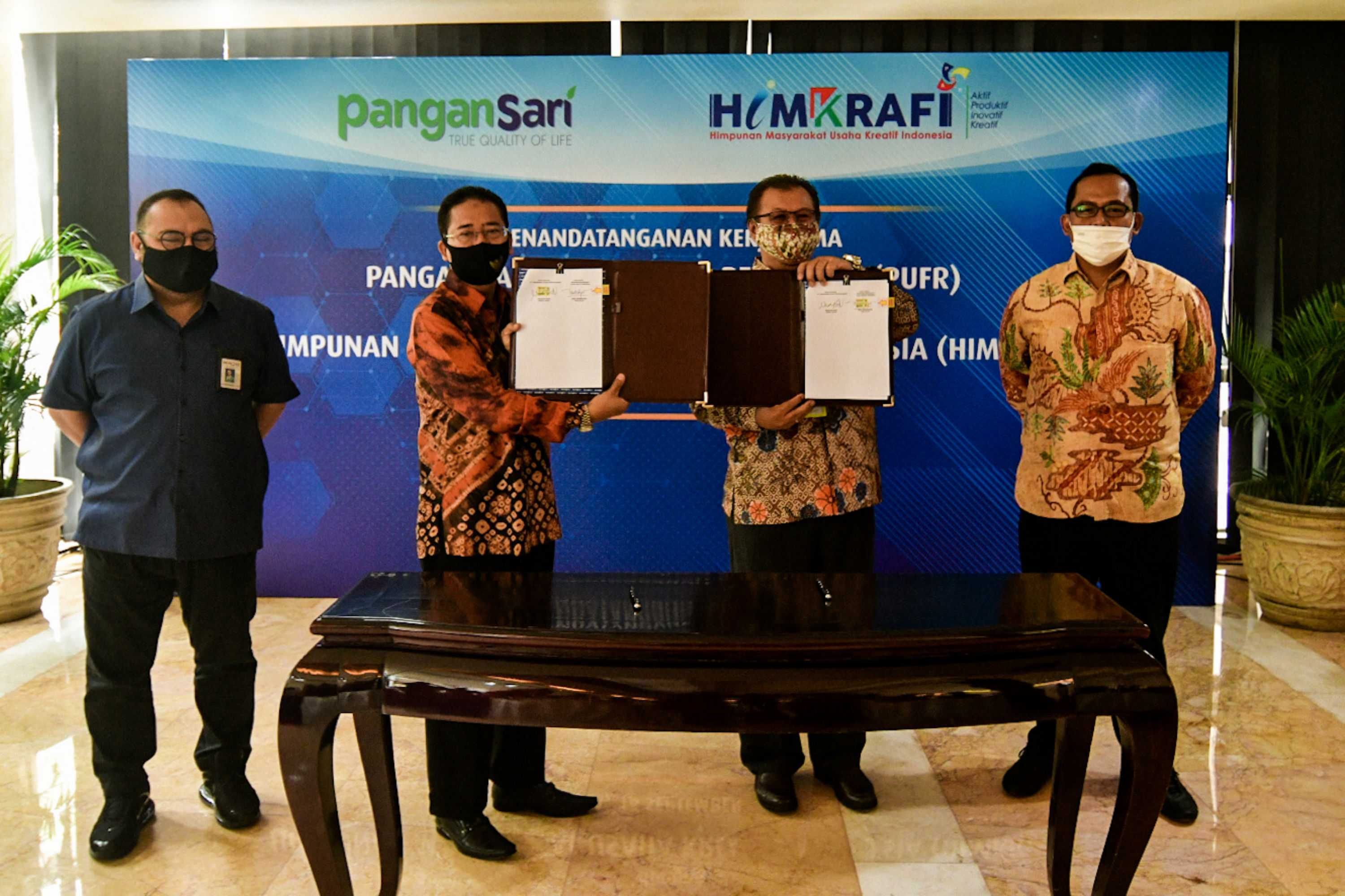 Ketua Umum Himkrafi Didik Trimardjono (kedua kiri) dan Presiden Direktur Pangansari Maghfur Lasah (kedua kanan) menandatangani kerja sama.