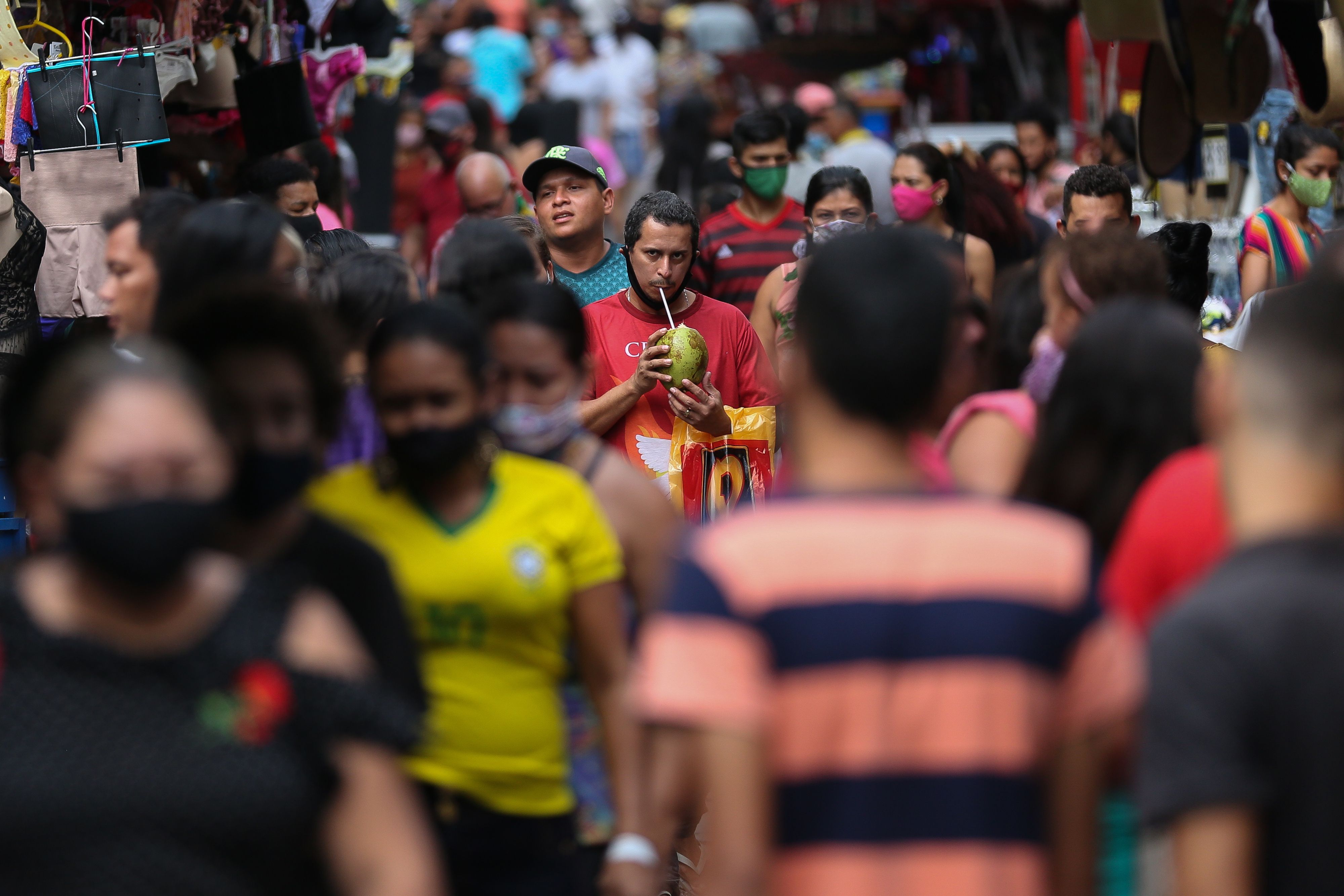 Masyarakat tetap berkerumun di pusat Kota Manaus, Brasil, Jumat (25/9/2020) meski kasus covid-19 di kota itu terus meningkat.